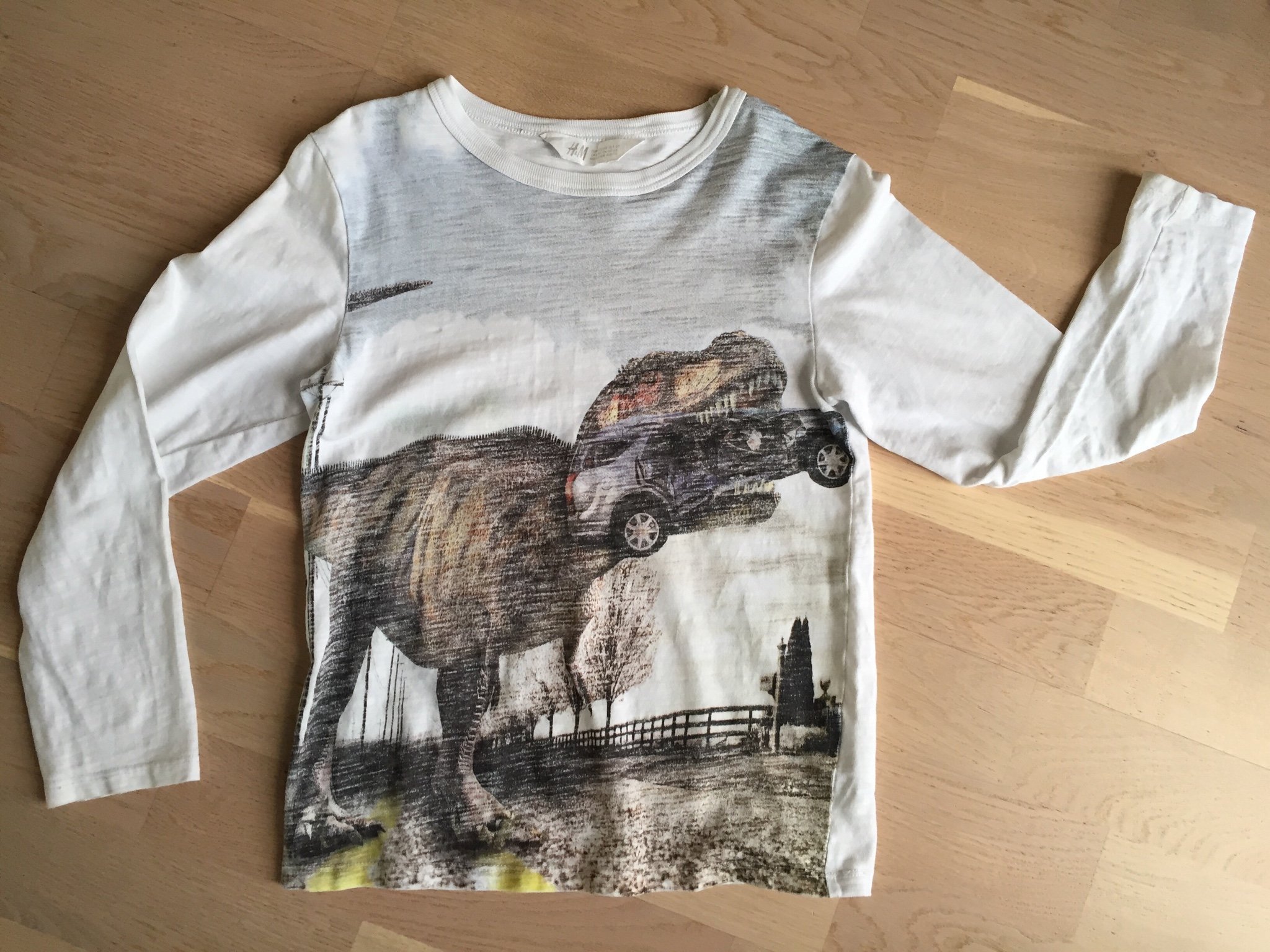 Vit långärmad T shirt med dinosaurie 122128 Vit långärmad T shirt med dinosaurie 122128
