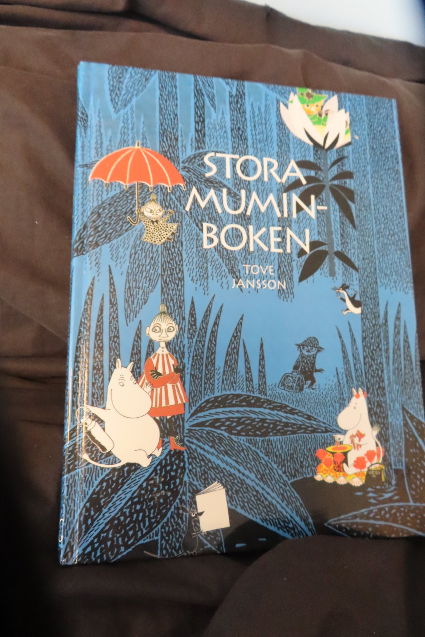 Se produkter som liknar Stora Muminboken av Tove Jans.. på Tradera