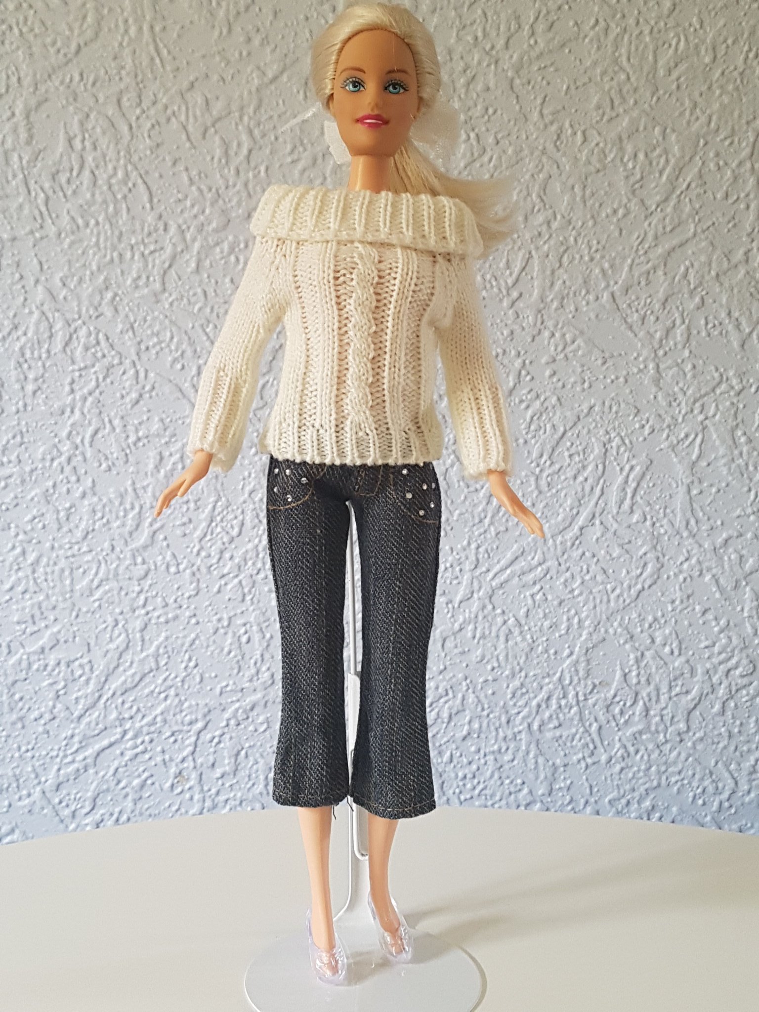 En stickad tröja och jeans byxor till Barbie eller liknande dockor! En stickad tröja och jeans byxor till Barbie eller liknande dockor!