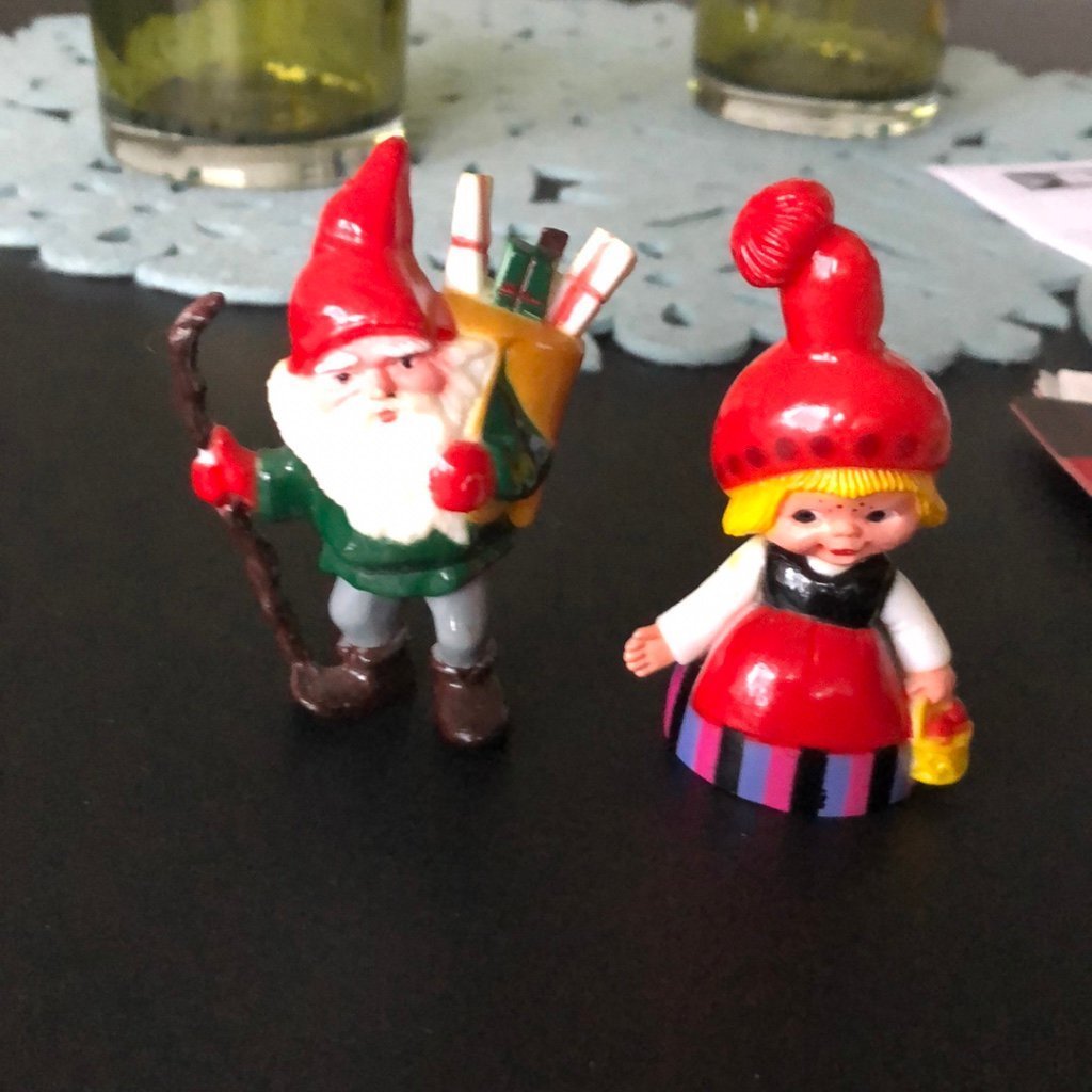 Plast, tomte med julklappar, tomtenissa Köp på Tradera (616252648)