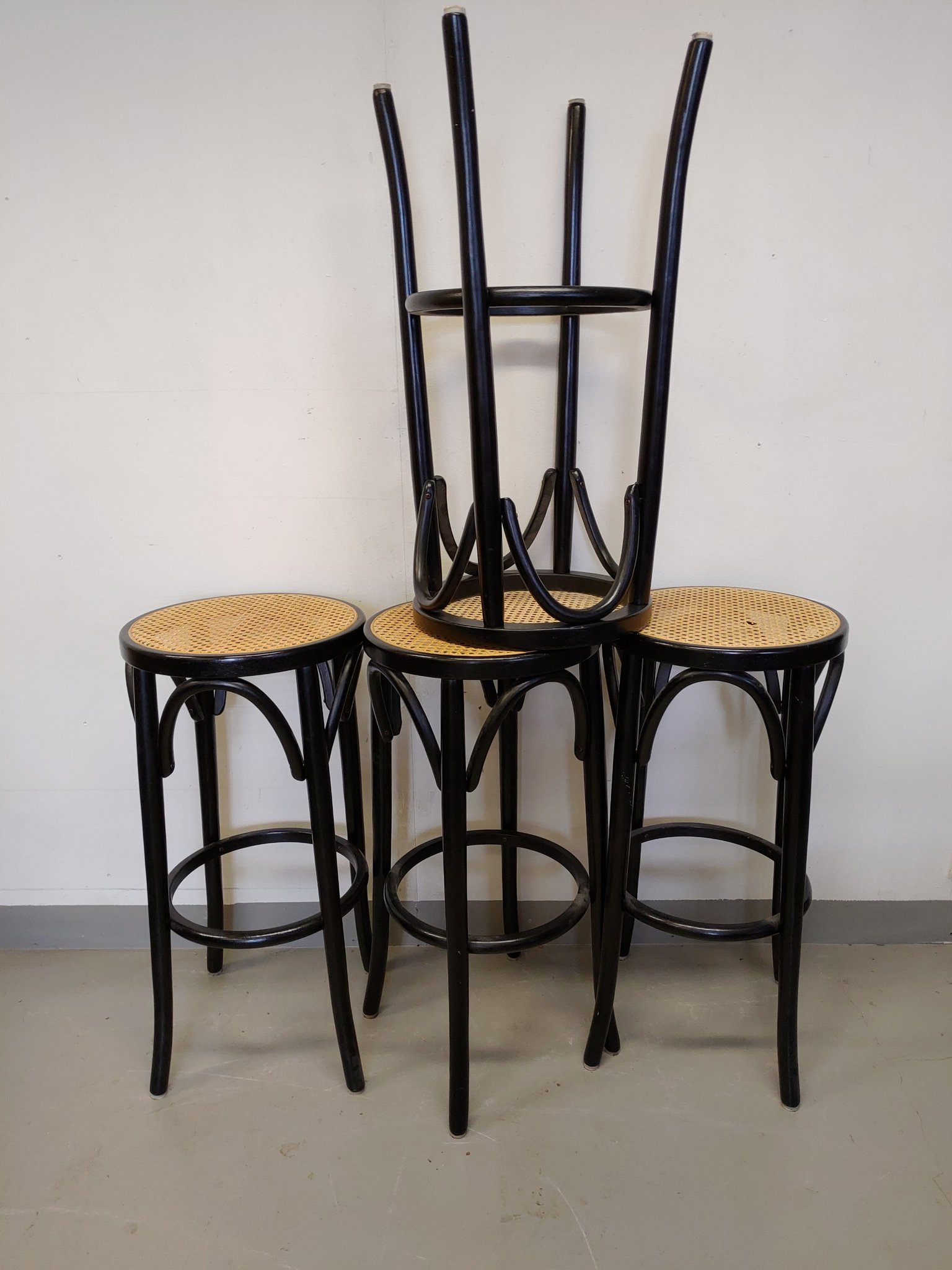 4 st retrovintage barstolar,pallar, rottingstolar, Thonet stil, böjträ, rotting 4 st retrovintage barstolar,pallar, rottingstolar, Thonet stil, böjträ, rotting