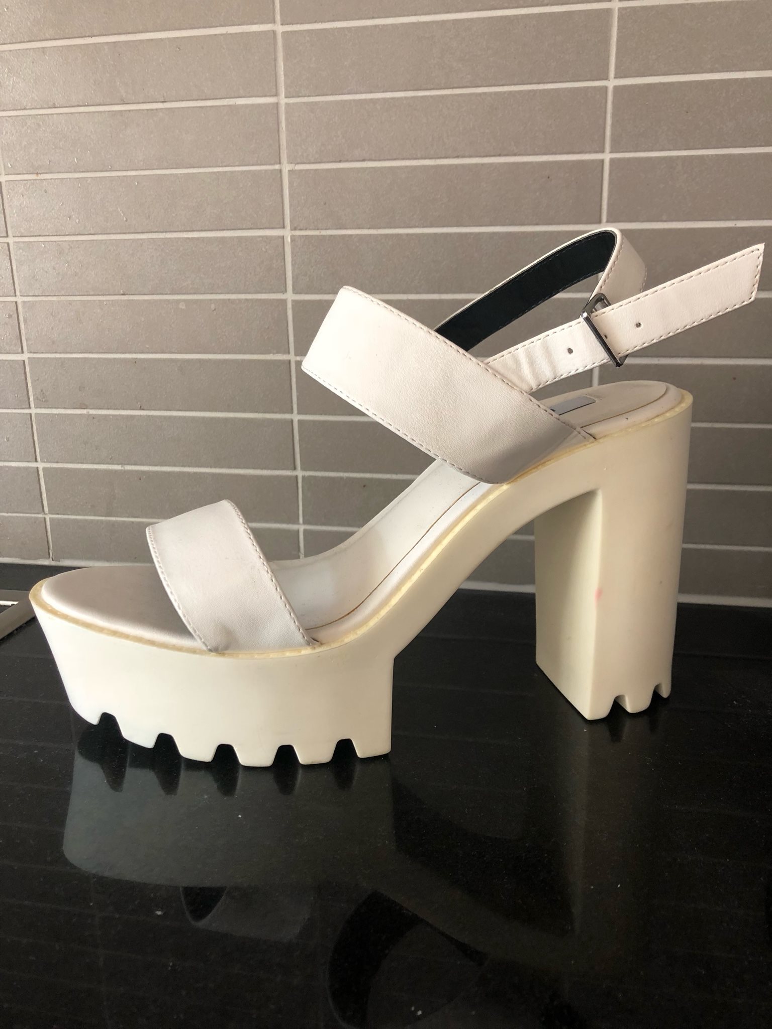 vita högklackade sandaletter vita högklackade sandaletter