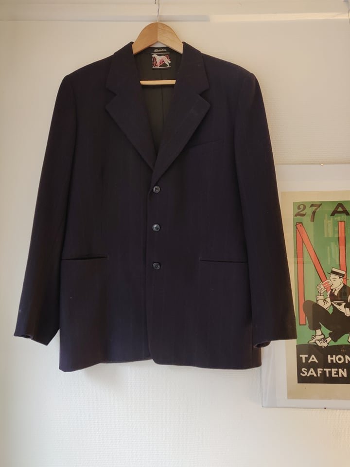 Vintage mörkblå kavaj med tunna kritstreck. Sto.. (383503682 Vintage mörkblå kavaj med tunna kritstreck. Sto.. (383503682