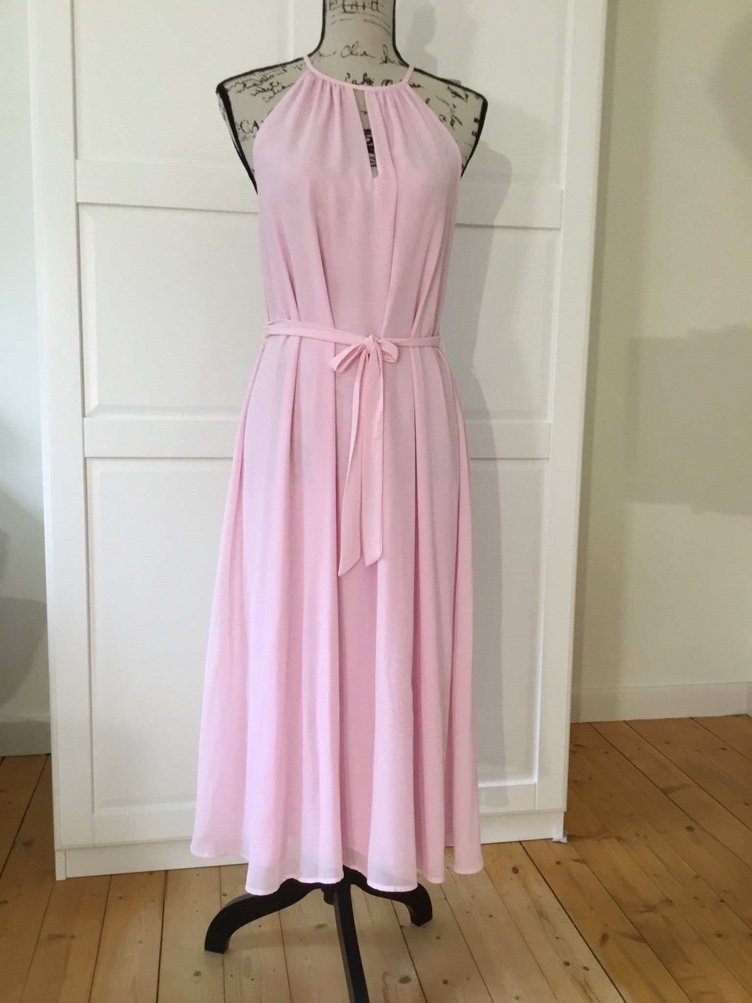 Helt ny rosa vacker chiffong klänning strl M. K.. (370250700 Helt ny rosa vacker chiffong klänning strl M. K.. (370250700