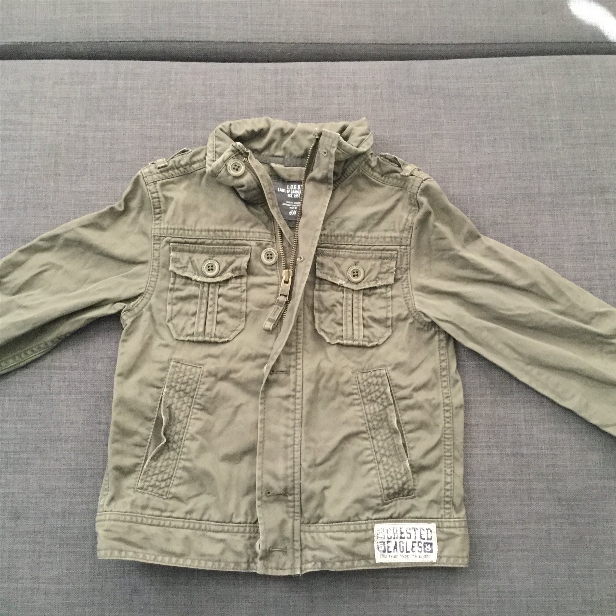 Fin militärgrön jeans jacka. Storlek 104 från H&M.