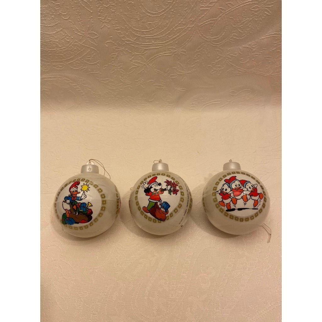 Se produkter som liknar 3 Vintage Julgranskulor Disne.. på Tradera