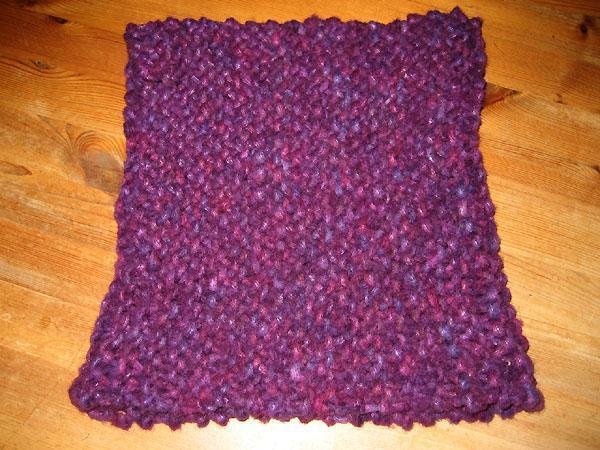 Tubhalsduk, handstickad i plommonlila