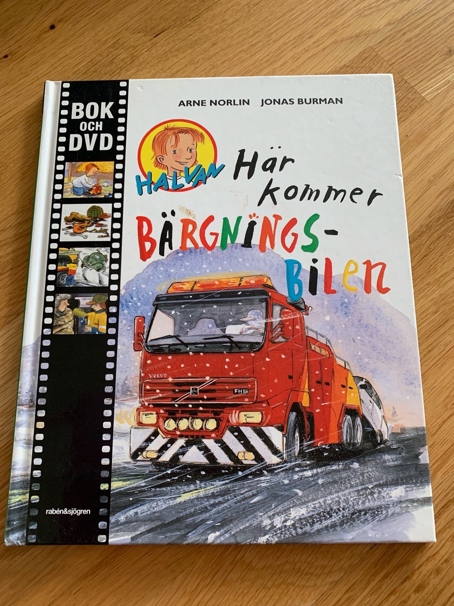 här kommer bärgningsbilen här kommer bärgningsbilen