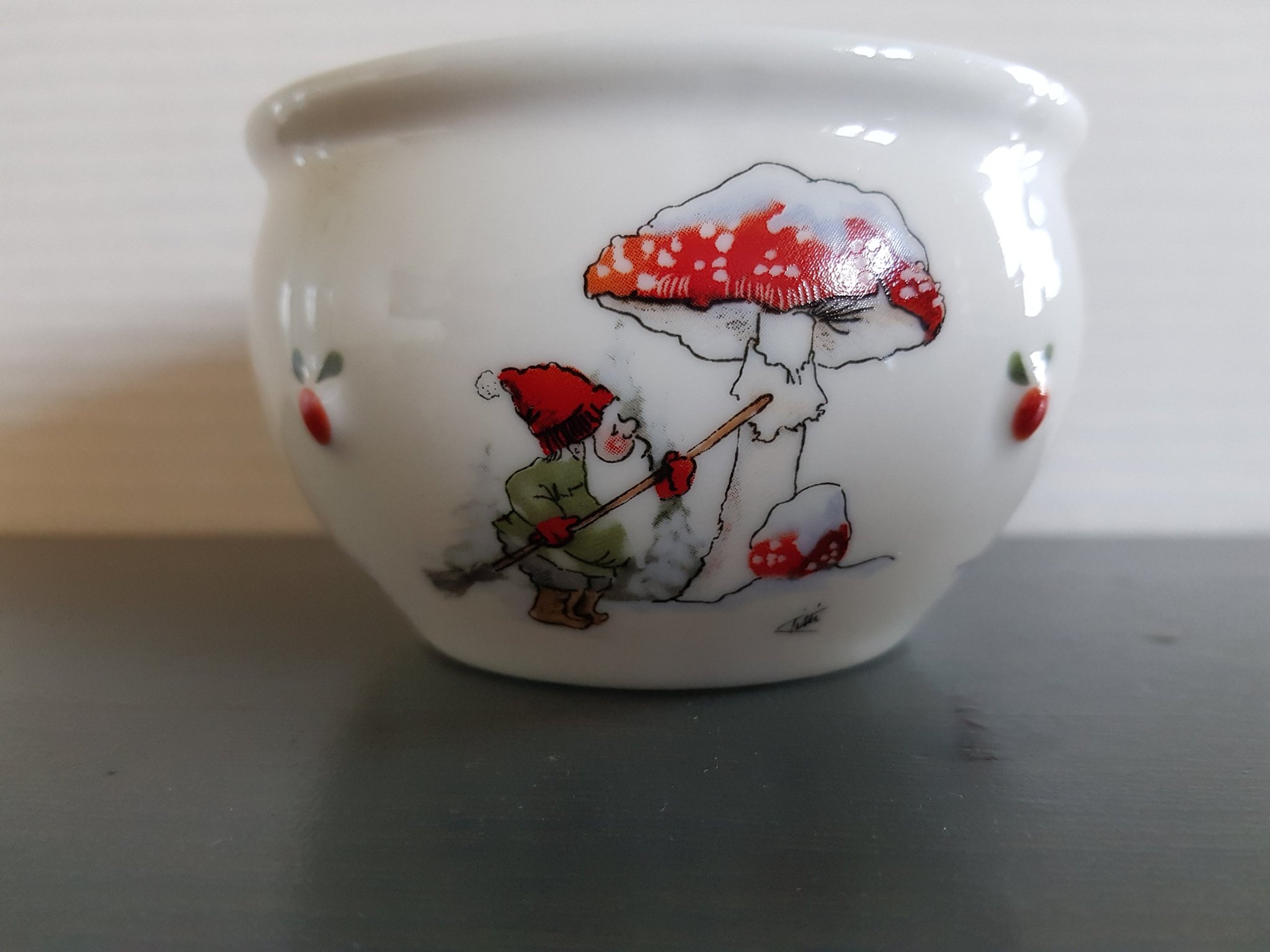 Se produkter som liknar WWF skål med tomtar och flugs.. på Tradera