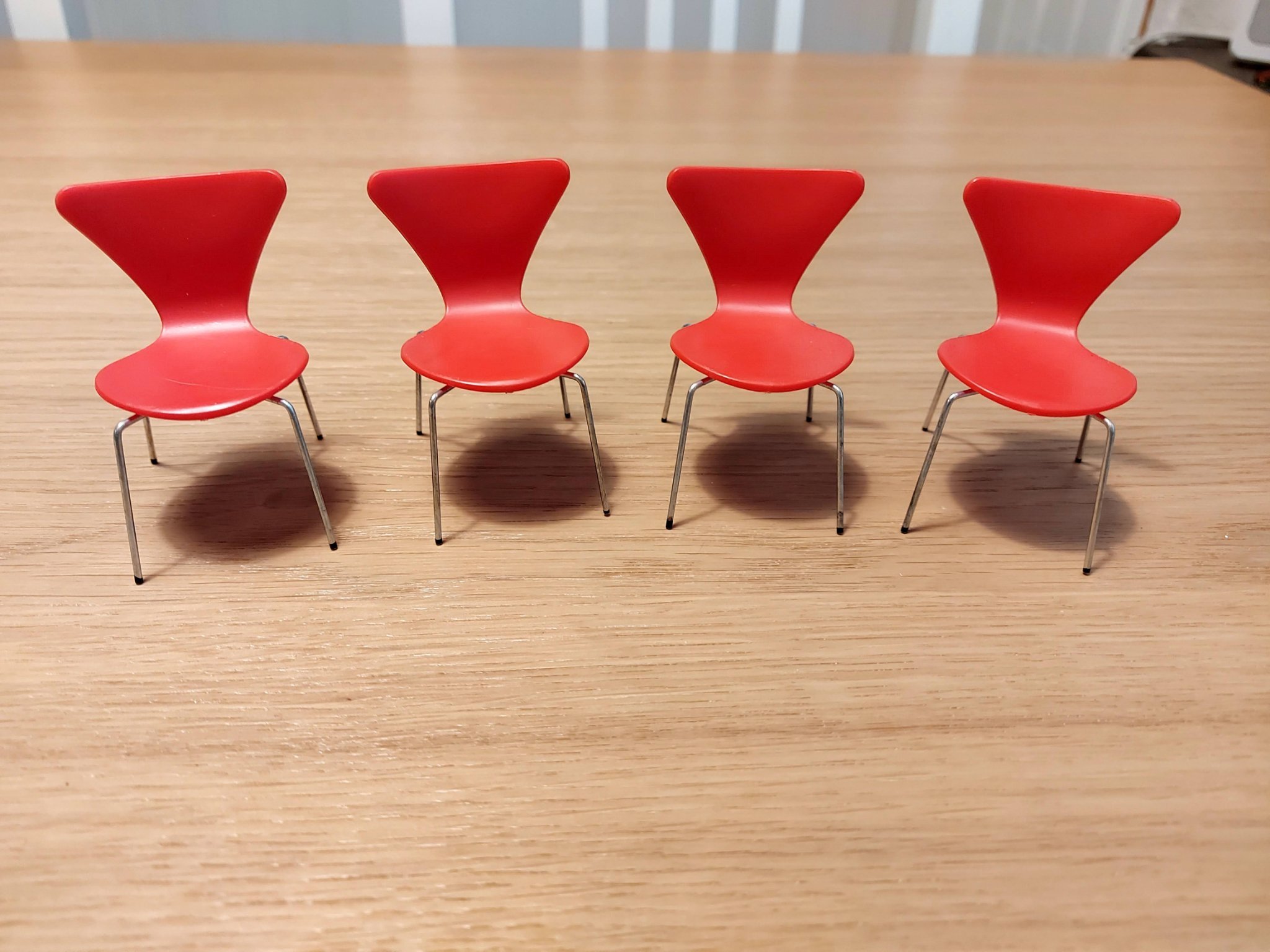Lundby Brio Fyra fina 7:an stolar Arne Jac.. (416915937 Arne Jacobsen bord till dockskåp. Brio Lundby. Retro 60 70