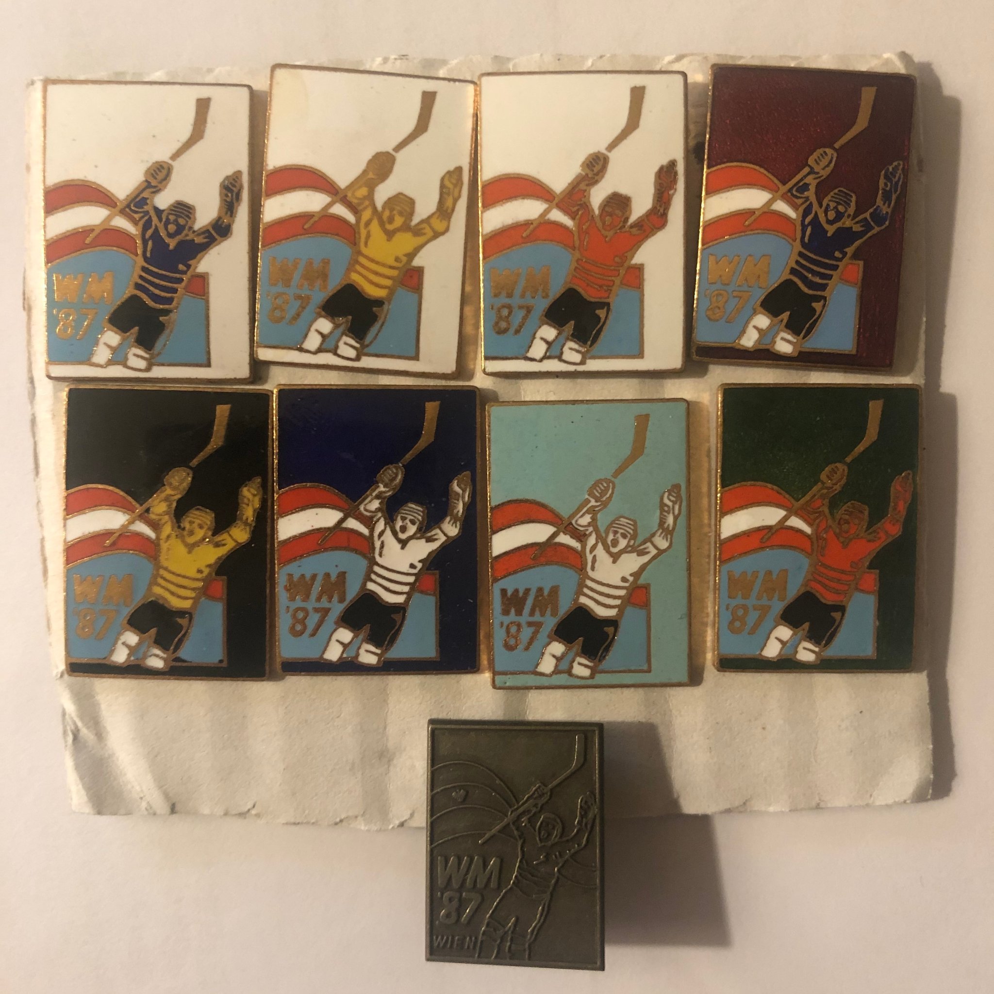 Nio Hockey pins från Ishockey VM 1987 ***TRE KRONOR VM GULD*** Nio Hockey pins från Ishockey VM 1987 ***TRE KRONOR VM GULD***
