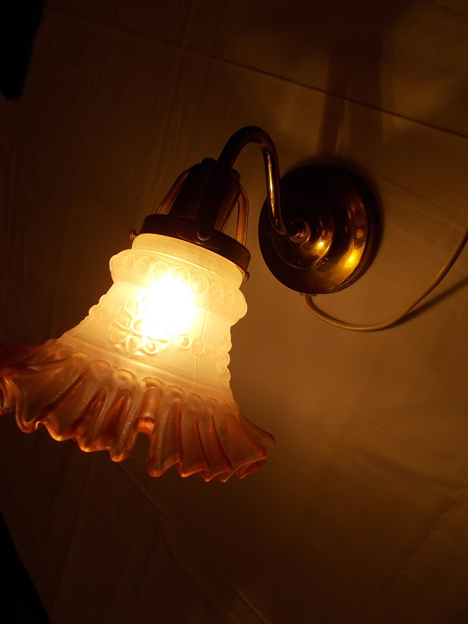ÄLDRE VÄGG LAMPA LAMPETT MÄSSING ROSA BLOM GLAS KUPA ABO MADE IN DENMARK ÄLDRE VÄGG LAMPA LAMPETT MÄSSING ROSA BLOM GLAS KUPA ABO MADE IN DENMARK