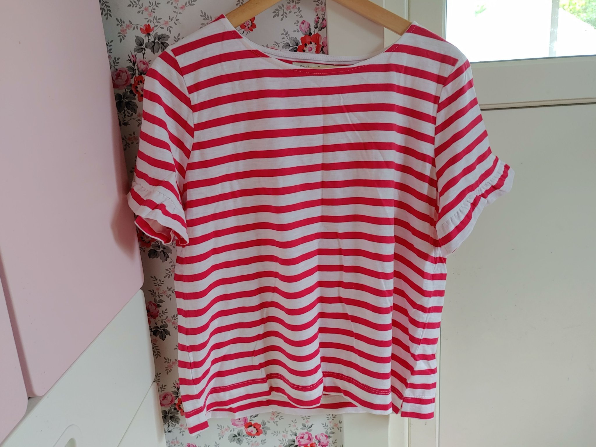 Rosa och vit randig tshirt med volanger (408561373) ᐈ Köp Vit och rosa randig kortärmad klänning med volager och