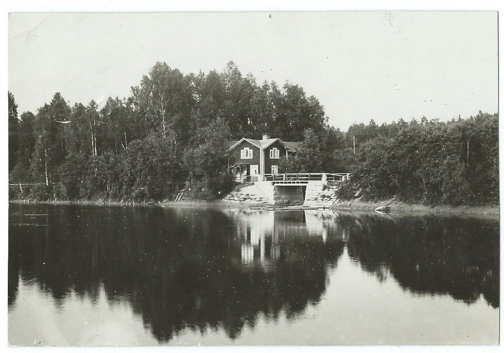 Höje. (Hagfors, Munkfors, Klarälvdalen). Hus vid bro, kvinna på altan. Privatt.