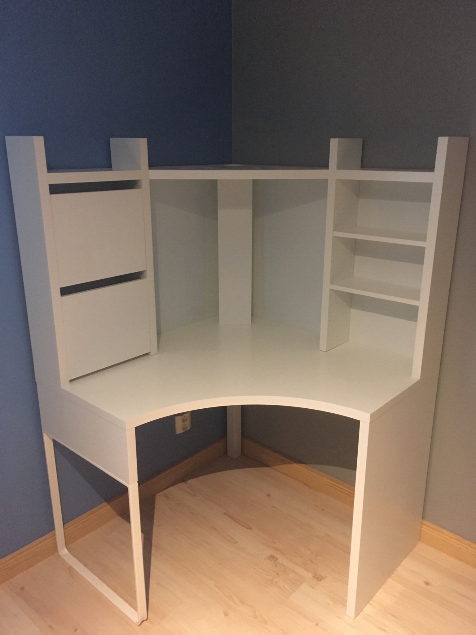 Fint skrivbord (408612552) ᐈ Köp på Tradera Fint skrivbord från Ikea i nyskick Möbler & Heminredning