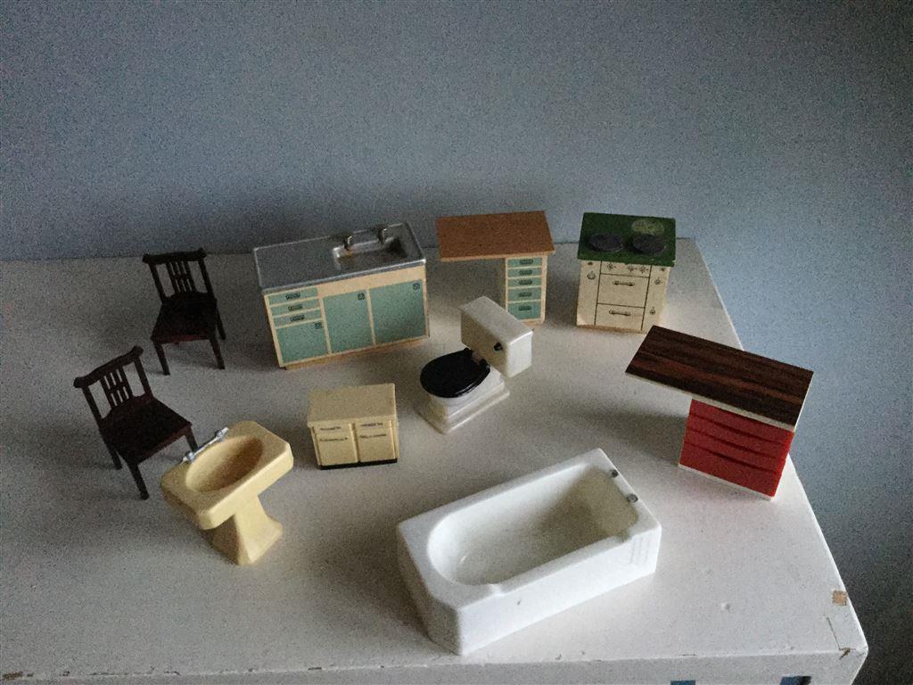 Ãldre möbler till dockskÃ¥p retro lundby plast trä kök badrum pÃ¥