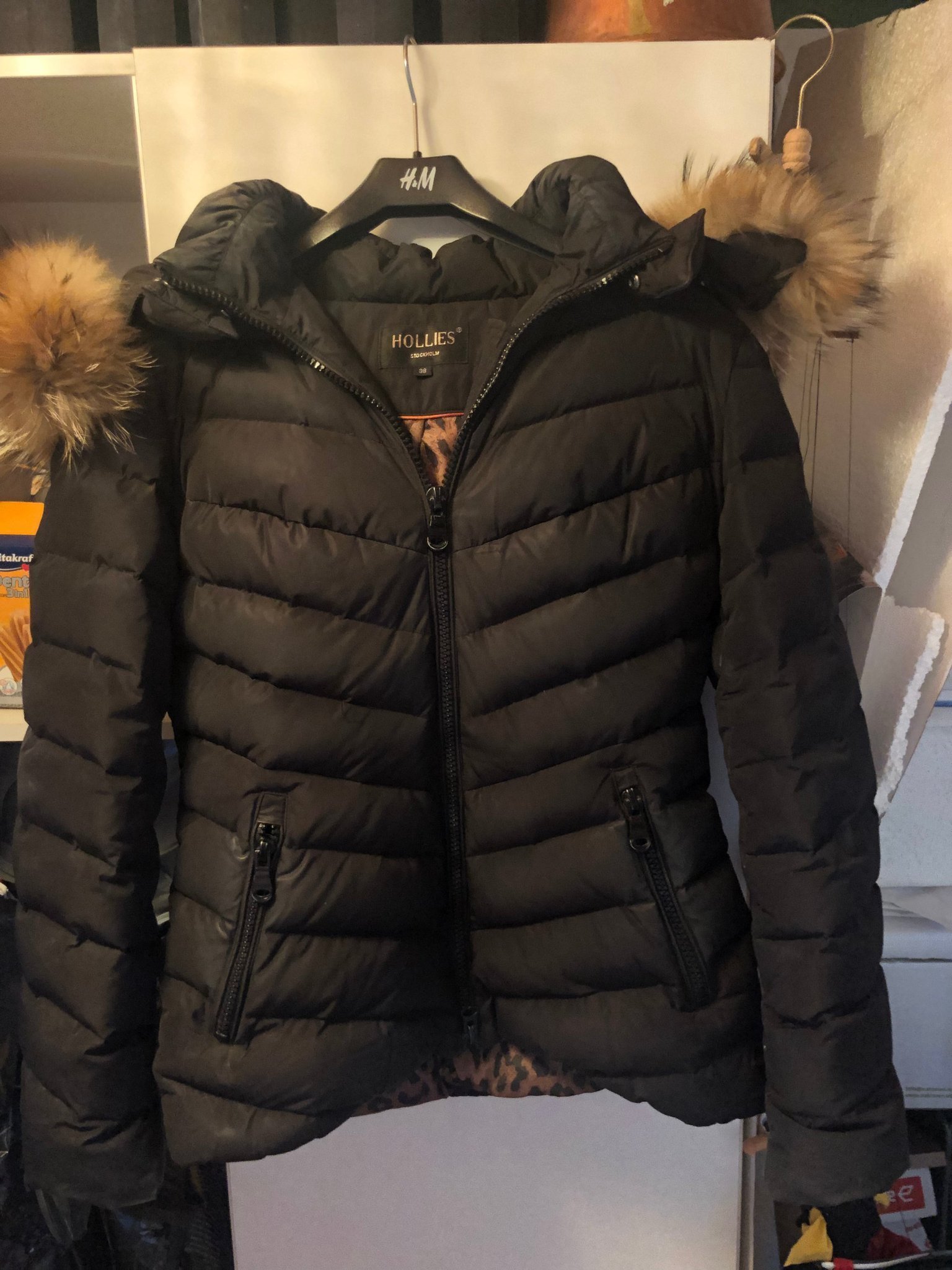 HOLLIES STOCKHOLM SVART JACKA STORLEK 38 HOLLIES STOCKHOLM SVART JACKA STORLEK 38