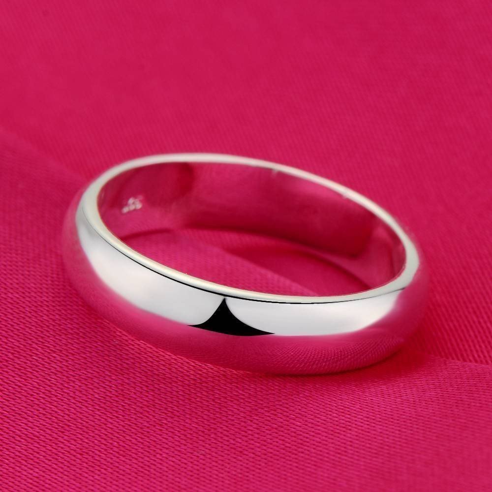 Fin klassisk stilren slät ring! Stämplad i 925. STORLEK 19mm. UTROP 79KR.