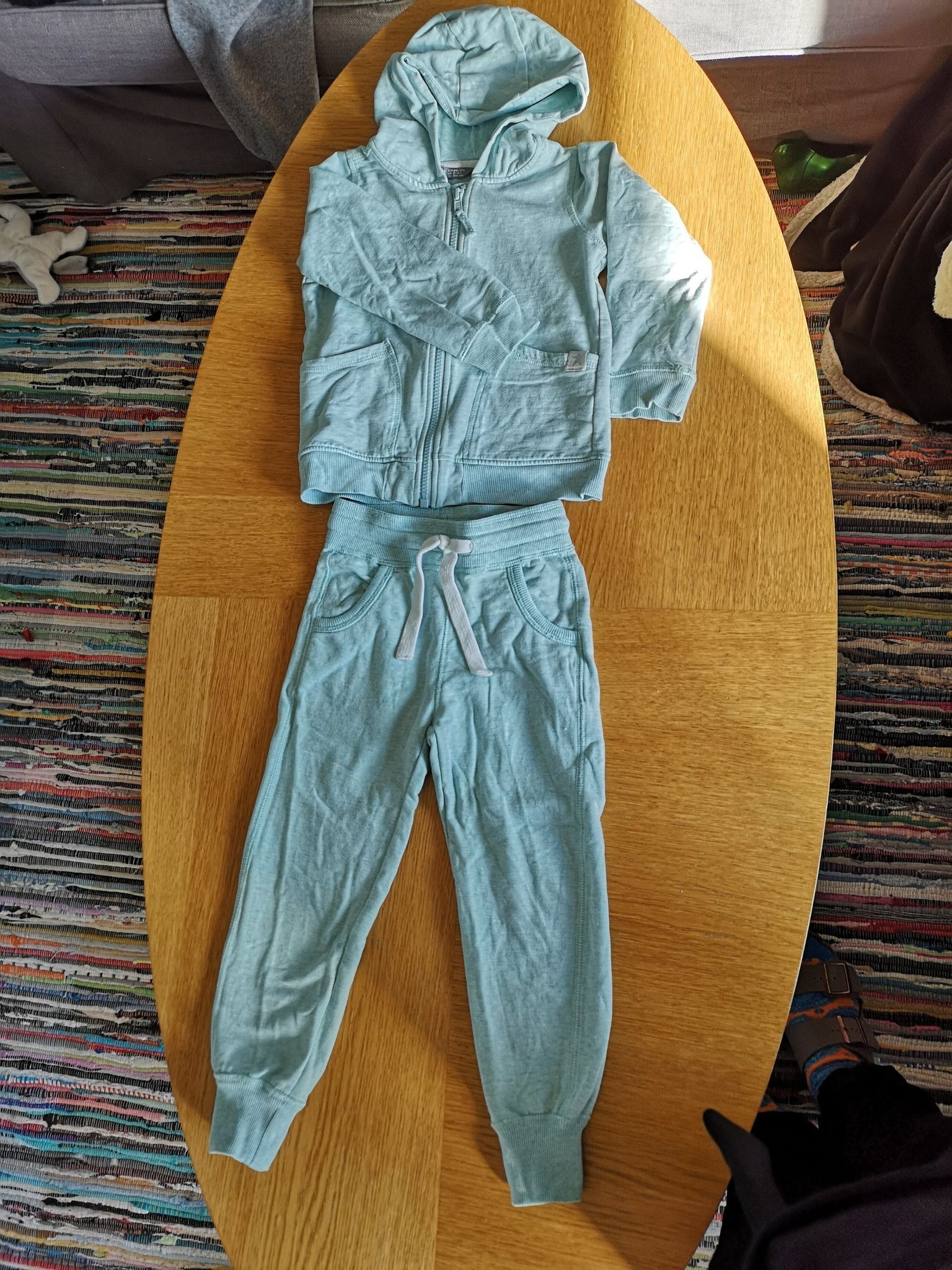 Fint set med byxa och tröja i 98/104