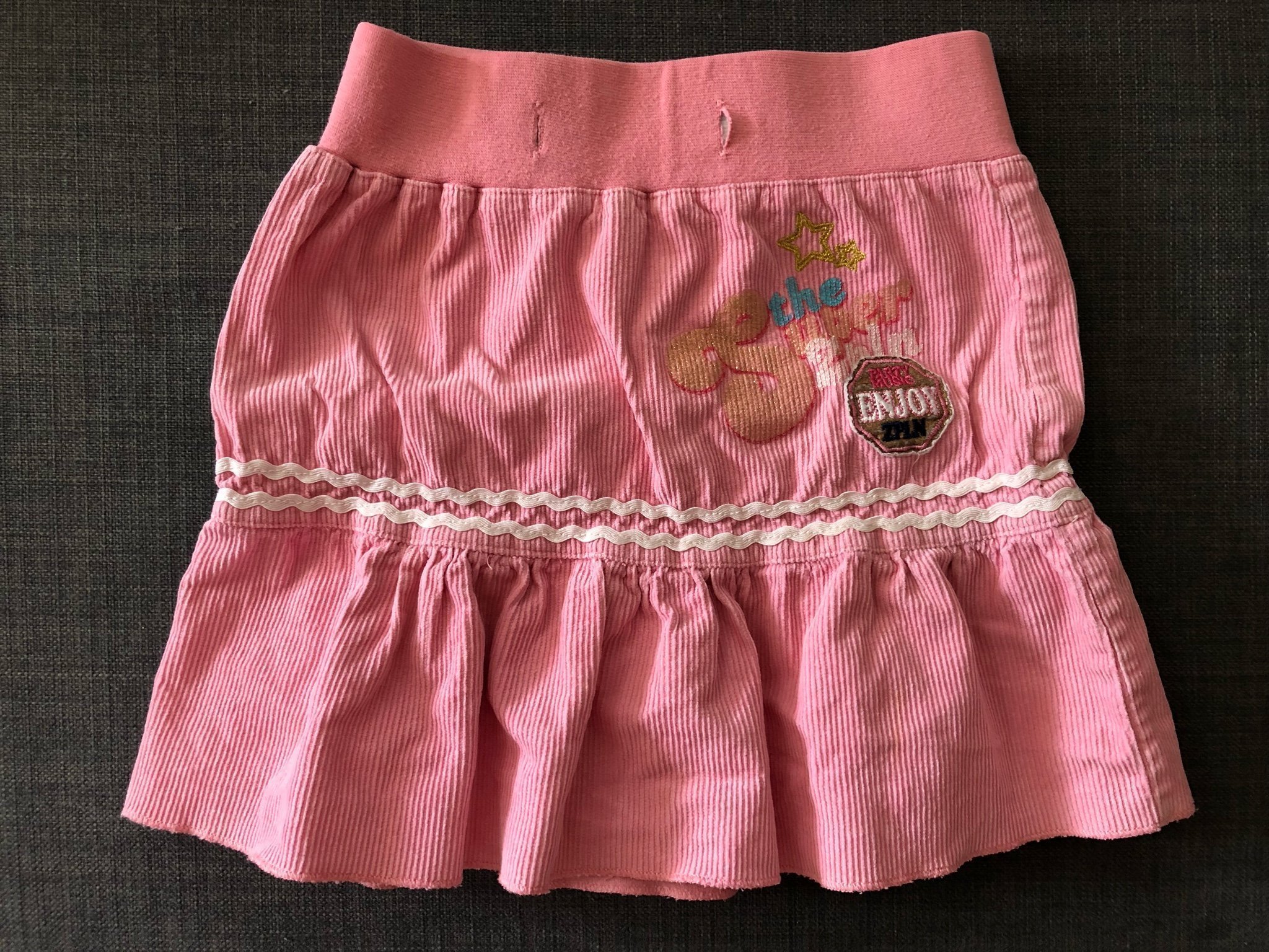 Söt rosa manchester kjol med tryck. Storlek 98