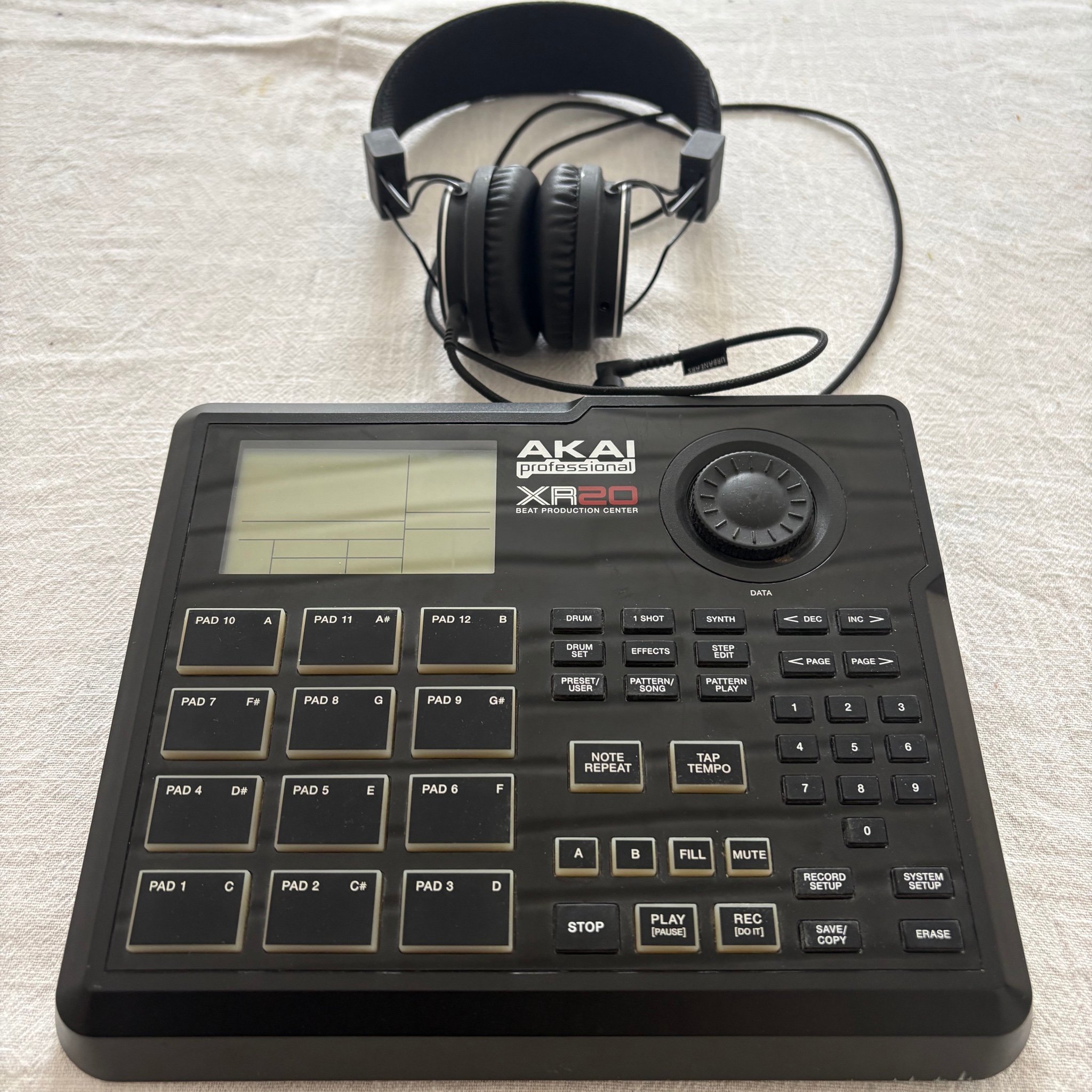 Akai XR20 Beat Production Center + Hörlurar | Köp på Tradera