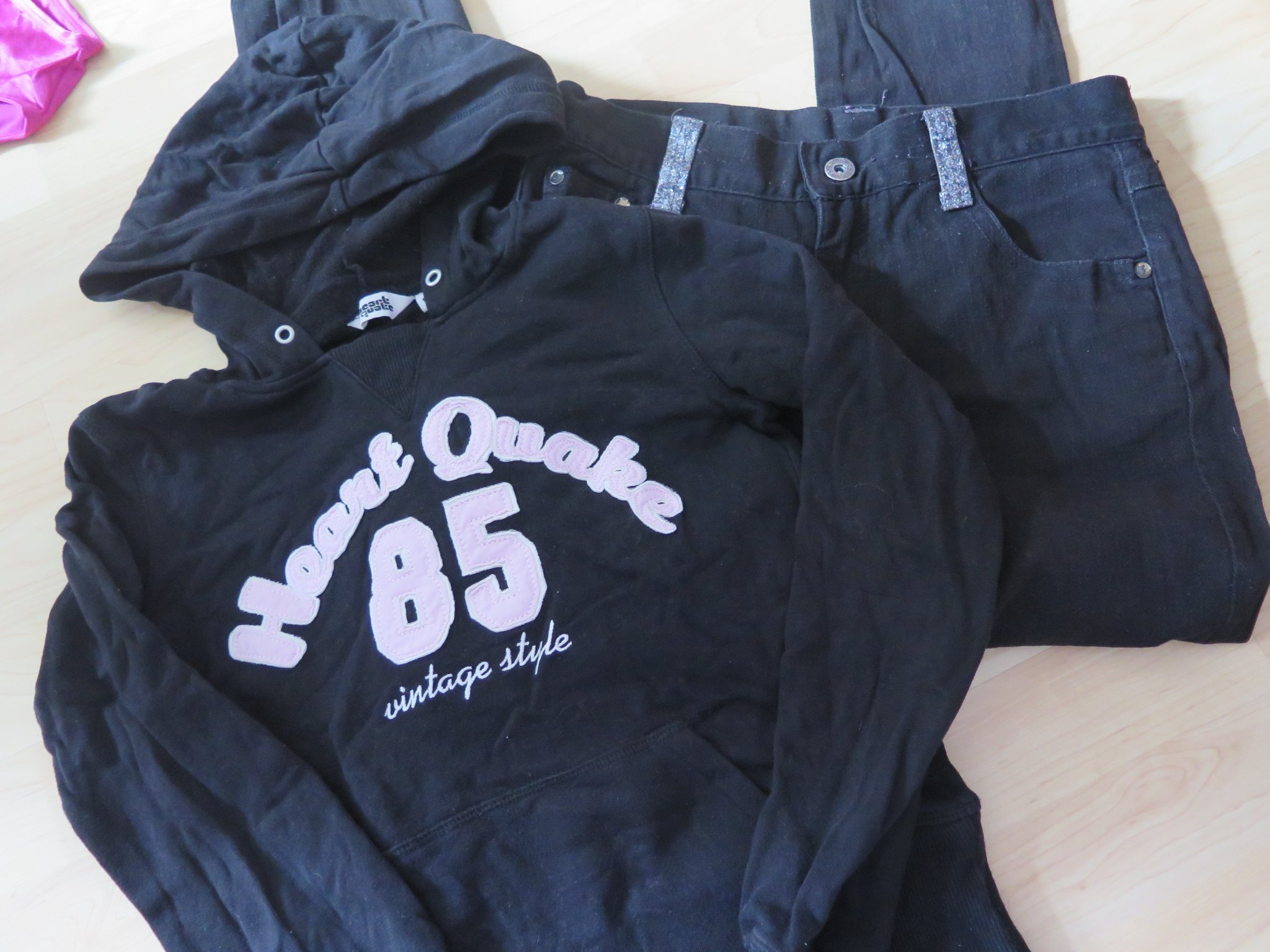 Tuffa svarta jeans m silverdetaljer + svart hoodie med rosa brodyr st 170