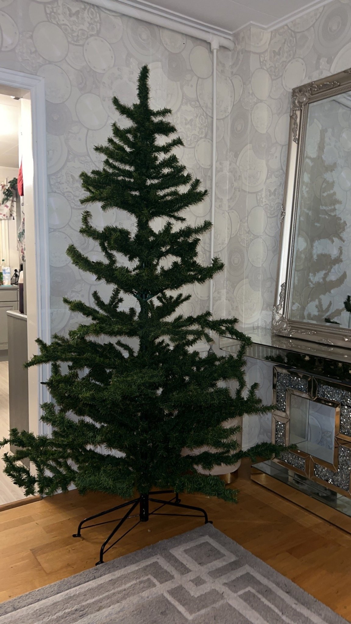 Grön Julgran 210 cm med julgransfot Köp på Tradera (617346315)