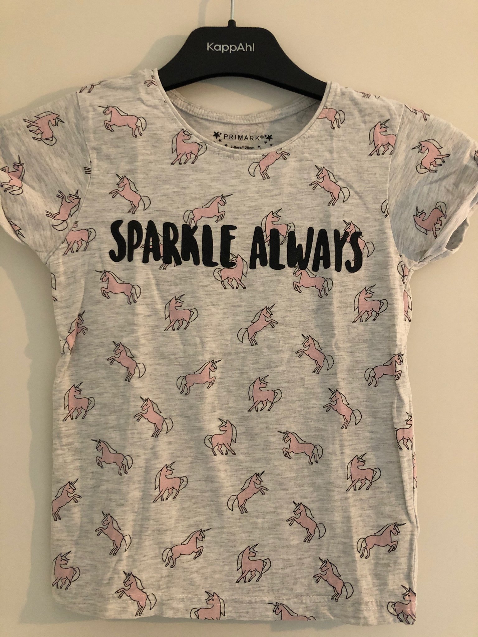 Ljusgrå melerad kortärmad t shirt med unicorn tryck, strl 128 Ljusgrå melerad kortärmad t shirt med unicorn tryck, strl 128