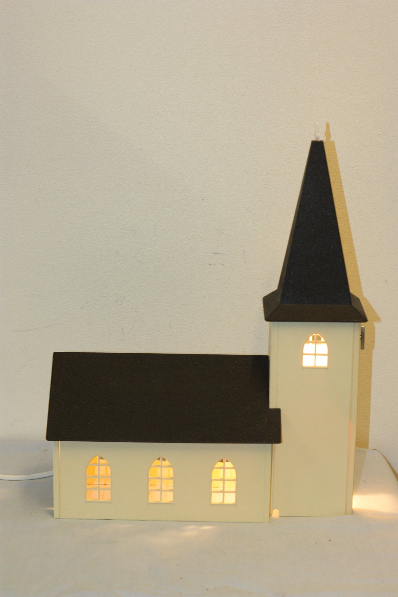 Jul kyrka Adventkyrka svar/ vit plast med spelv.. Köp på Tradera