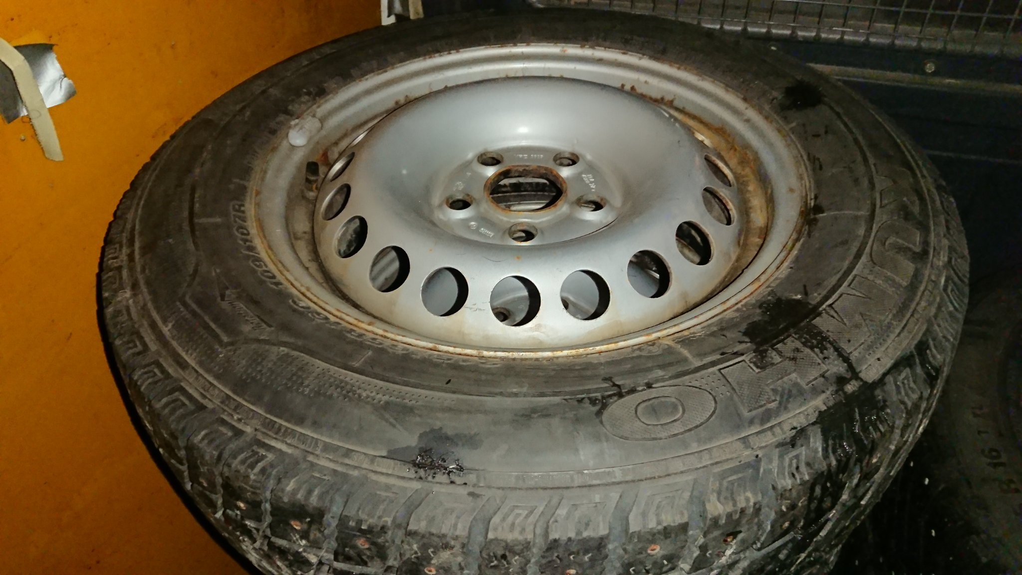 5x112 MB VITO ETC Vinterdäck bra däck. 215-65-16C däck TILLFÄLLE!