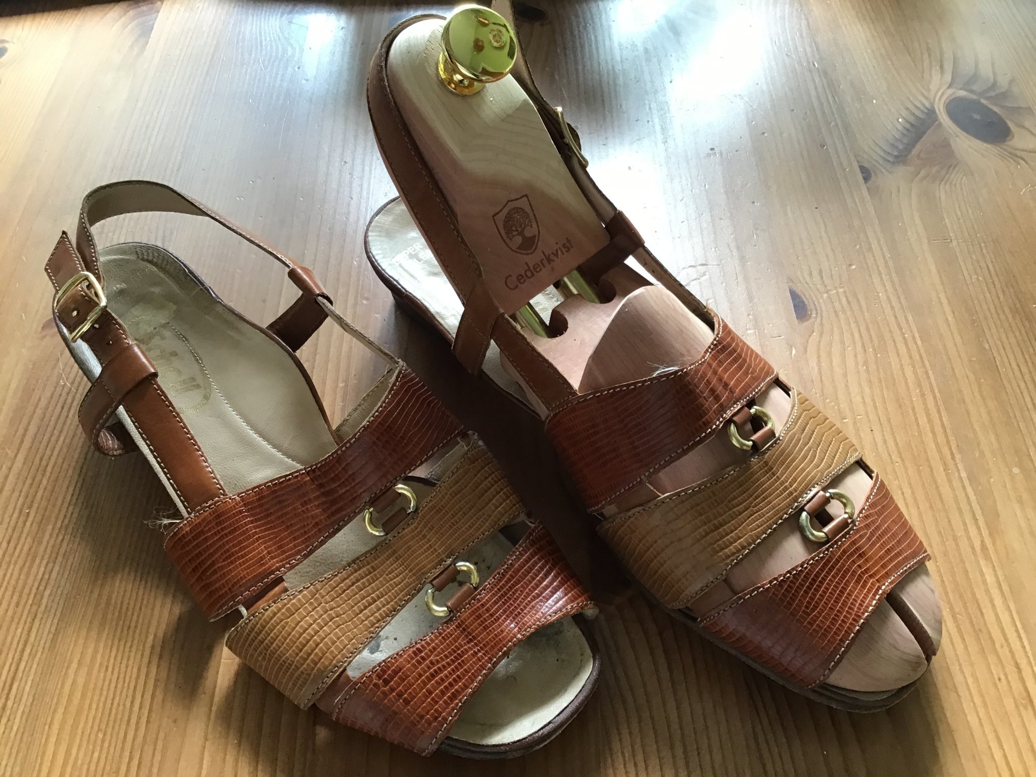 SCHOLLS, härlig stilfull slingback st. 39 (beg.)