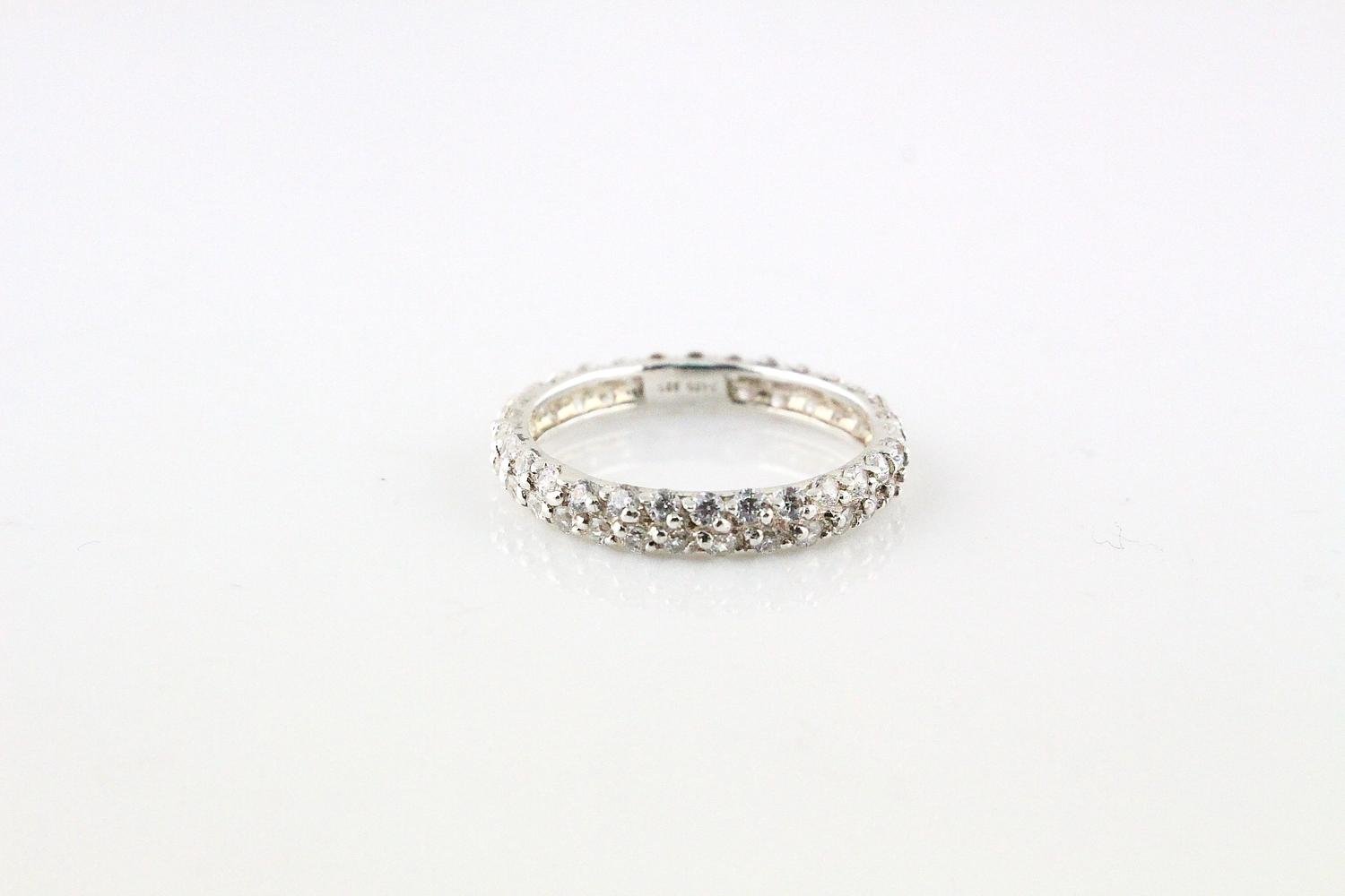 ring med stenar runt om ring med stenar runt om