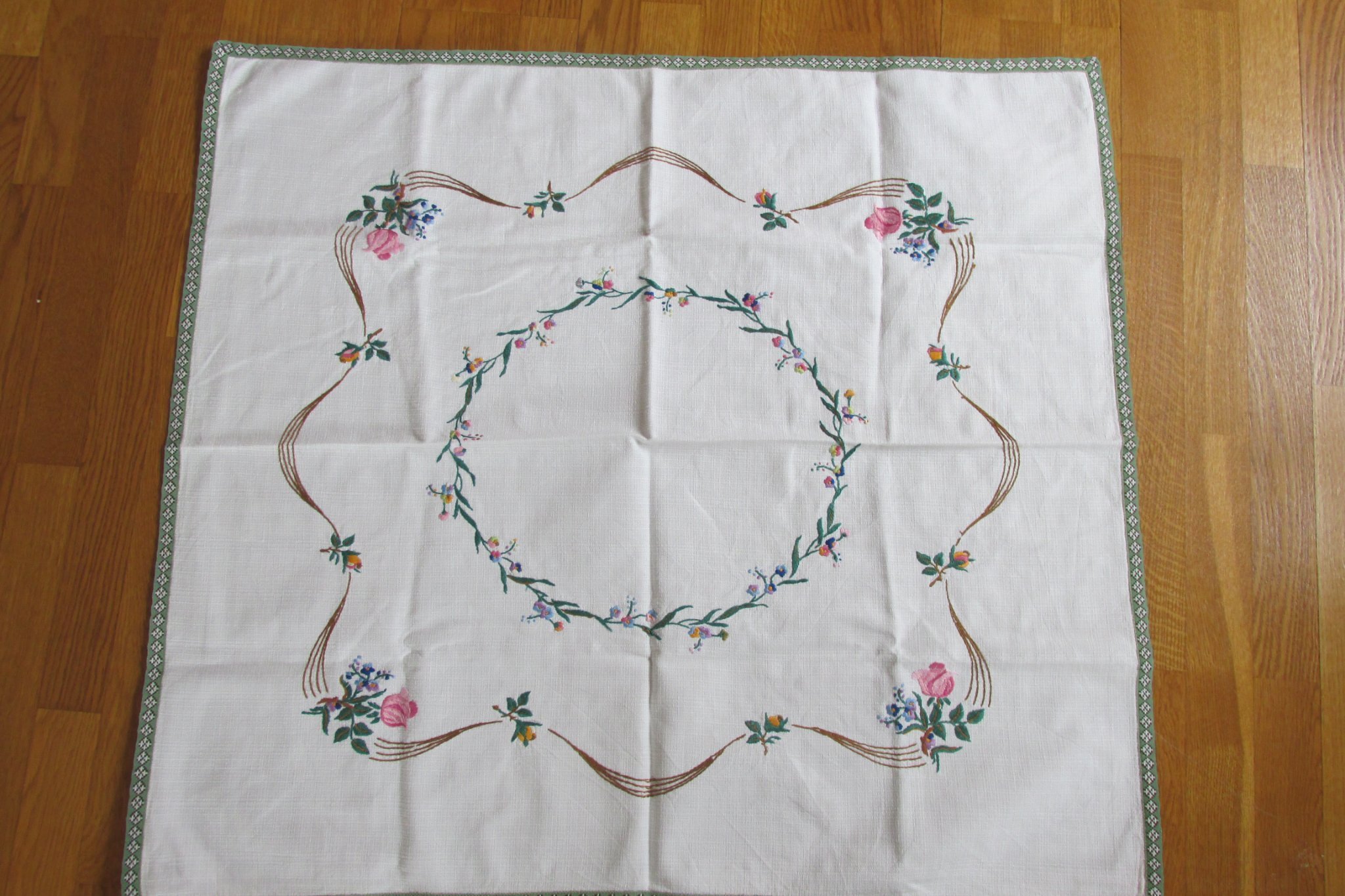 HANDBRODERAD RETRO / VINTAGE KAFFEDUK / BORDSDUK MED KANTBAND - 80 x 77 CM