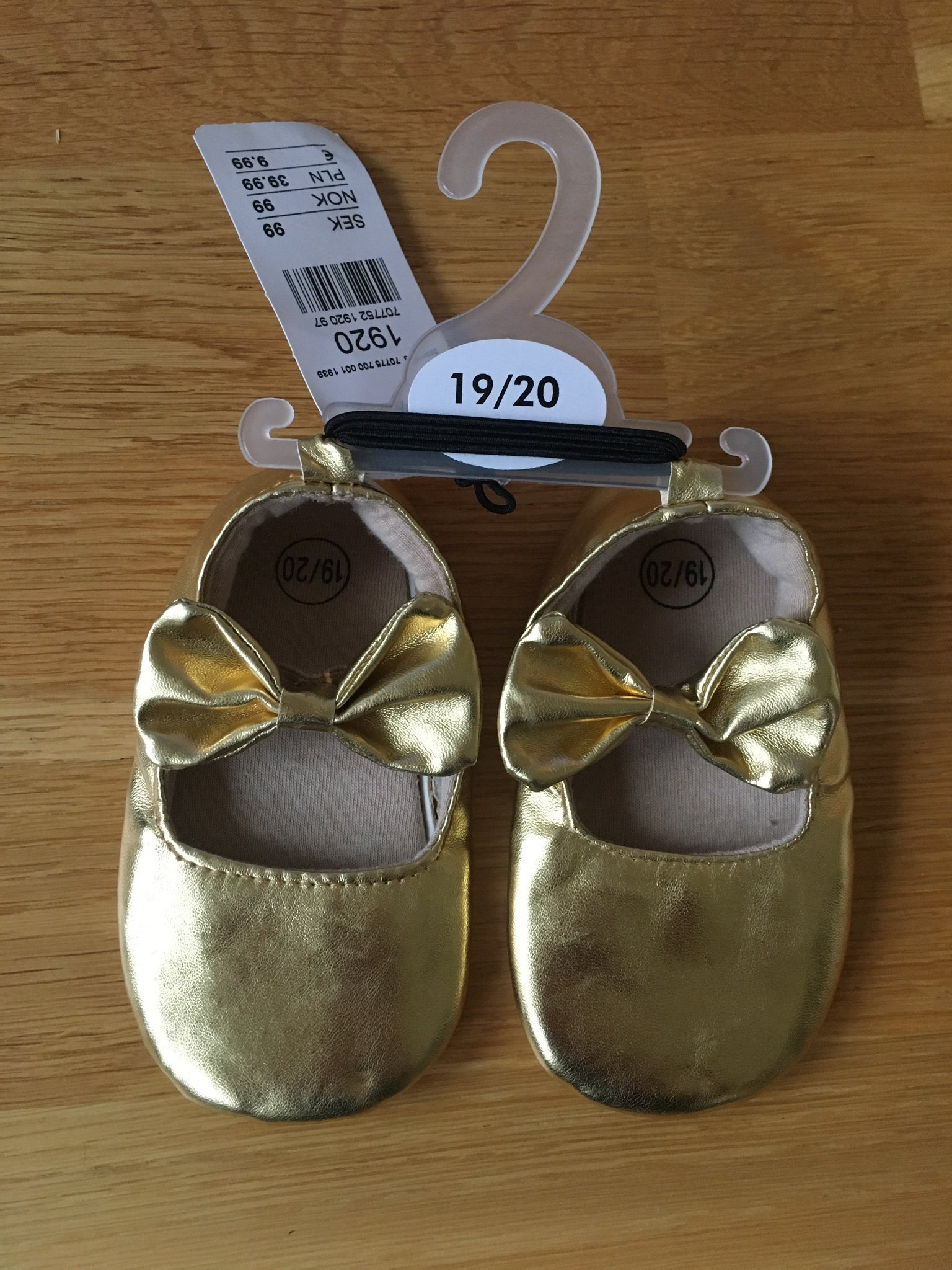 Guld färgade babyskor strl 1920 Guld färgade babyskor strl 1920