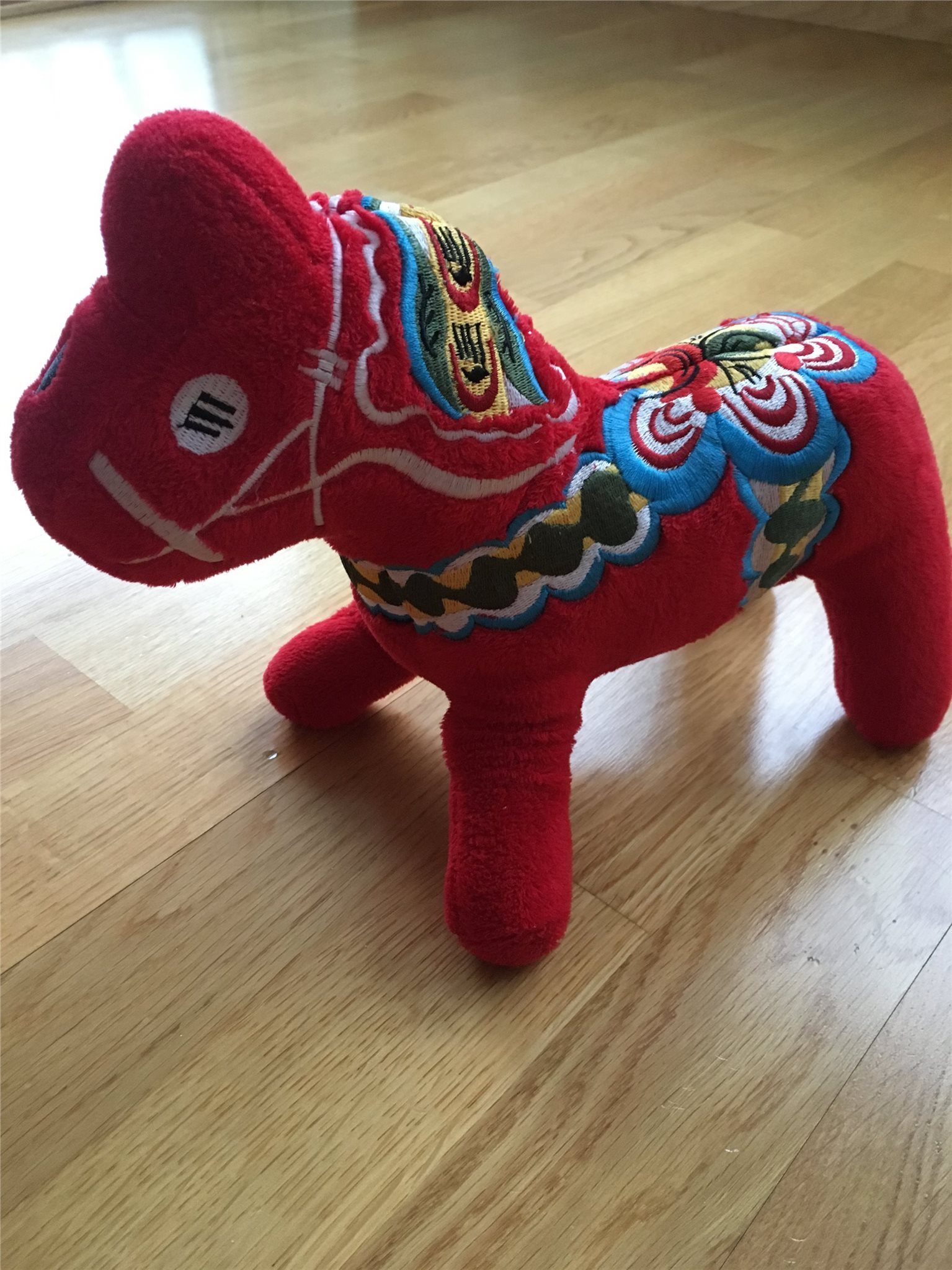 Dalahäst nordic souvenir mjukisdjur design röd häst inredning på