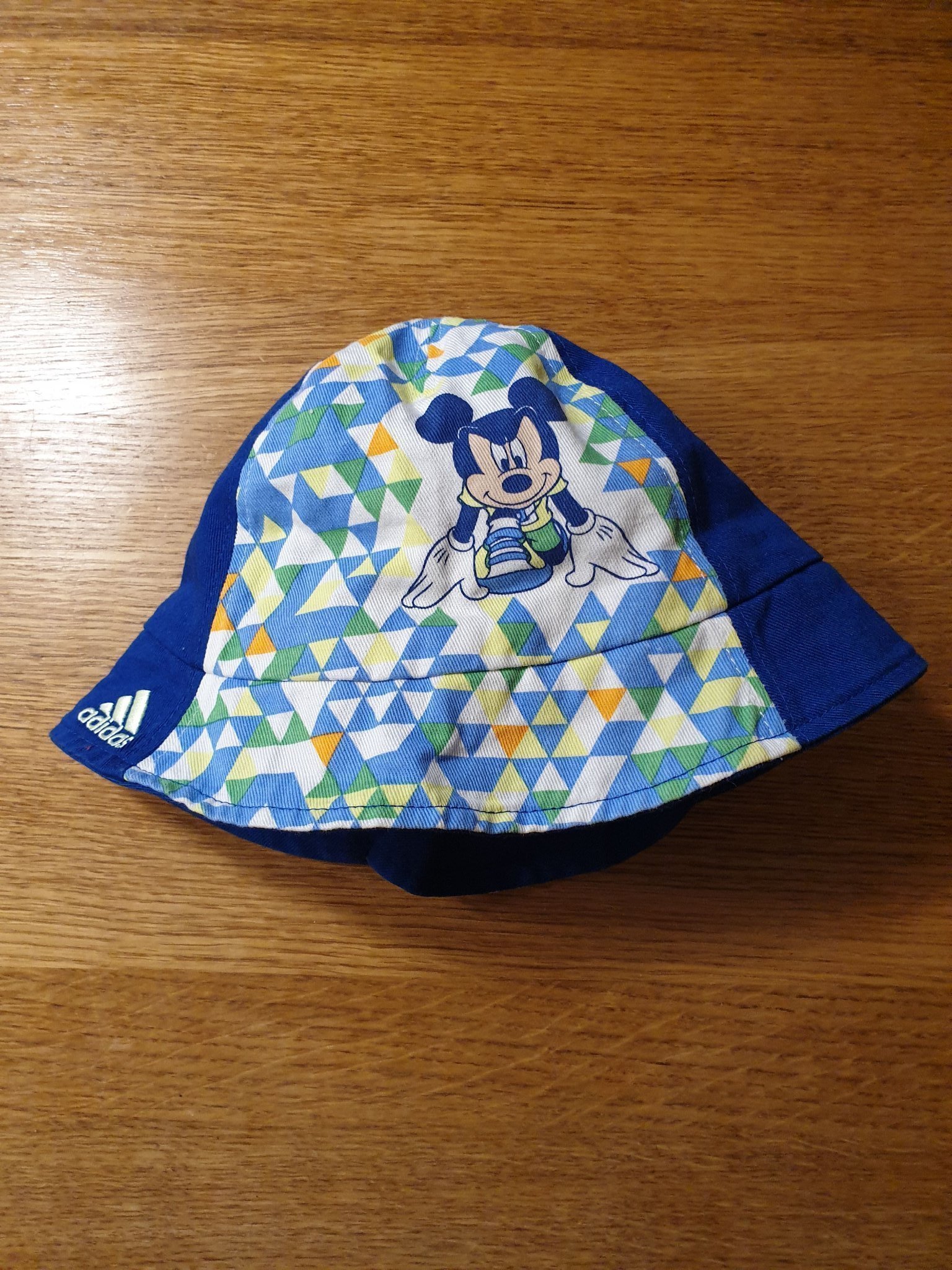 Fin solhatt med Musse på från Adidas