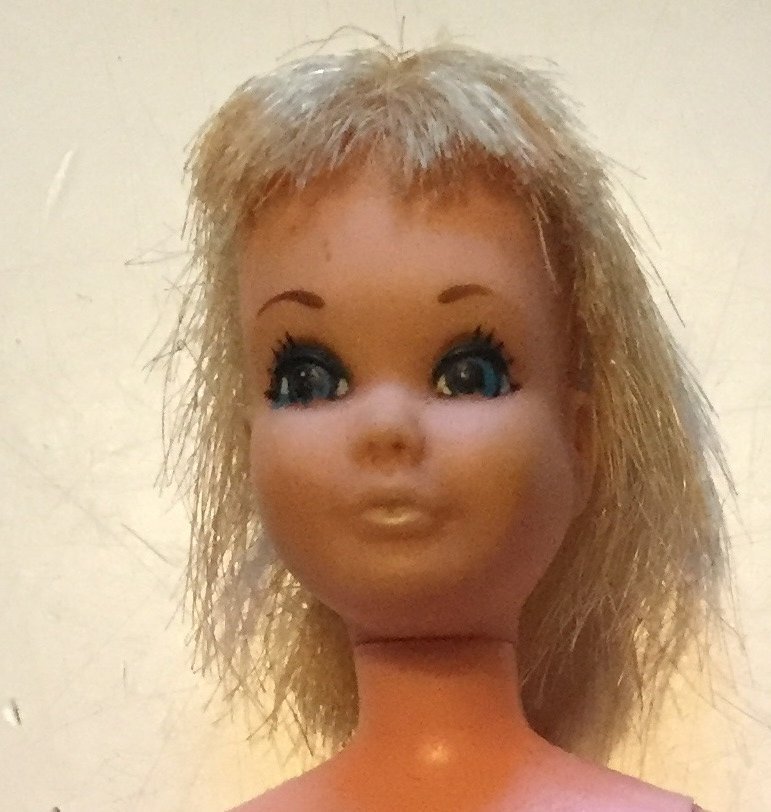 Mattel Skipper står 1967 på rumpan.23 cm lång.Hel.Håret klippt+skadade höger tår