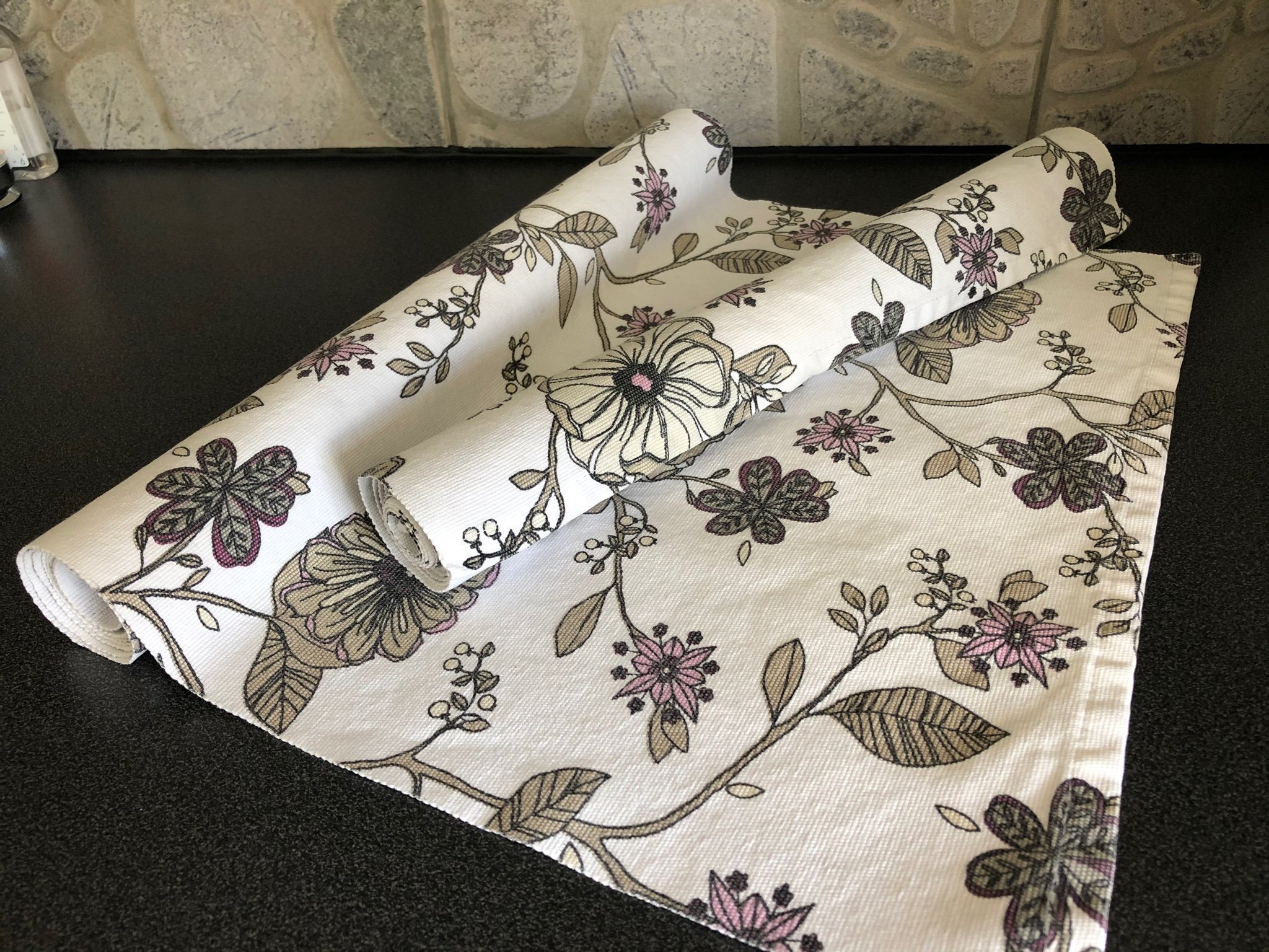 2st löpare / dukar, i grå / beige / lila toner med blommotiv