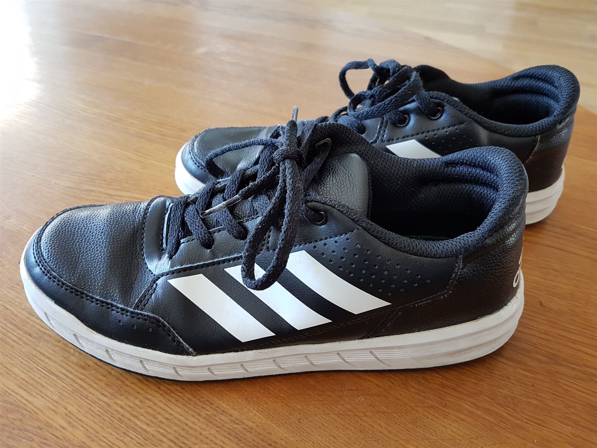svarta adidas sneakers svarta adidas sneakers