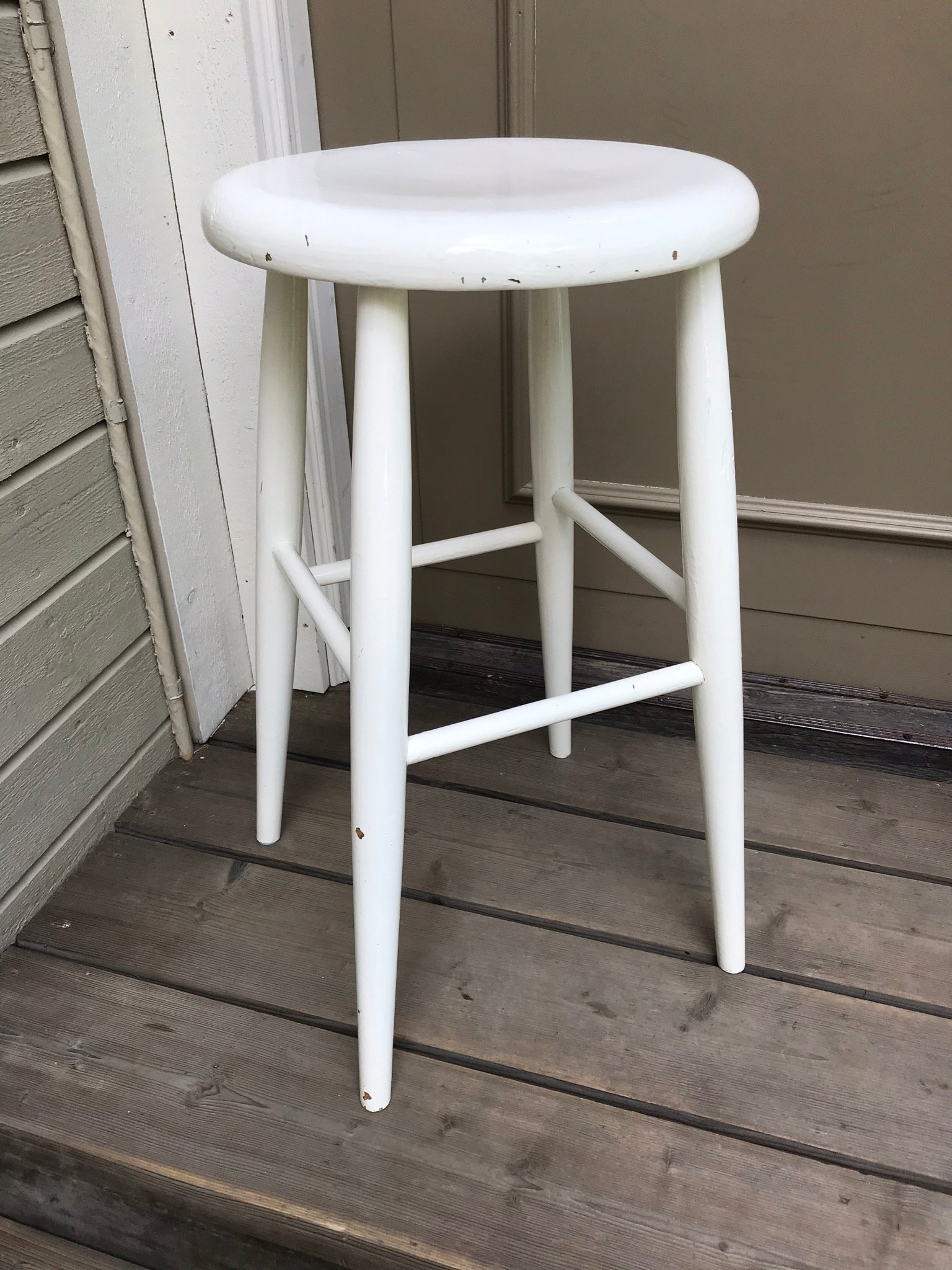 ÄLDRE HÖG PALL BARSTOL VIT MÅLAD TRÄ PALL VINTAGE LANTLIGT RETRO SHABBY CHIC!! ÄLDRE HÖG PALL BARSTOL VIT MÅLAD TRÄ PALL VINTAGE LANTLIGT RETRO SHABBY CHIC!!