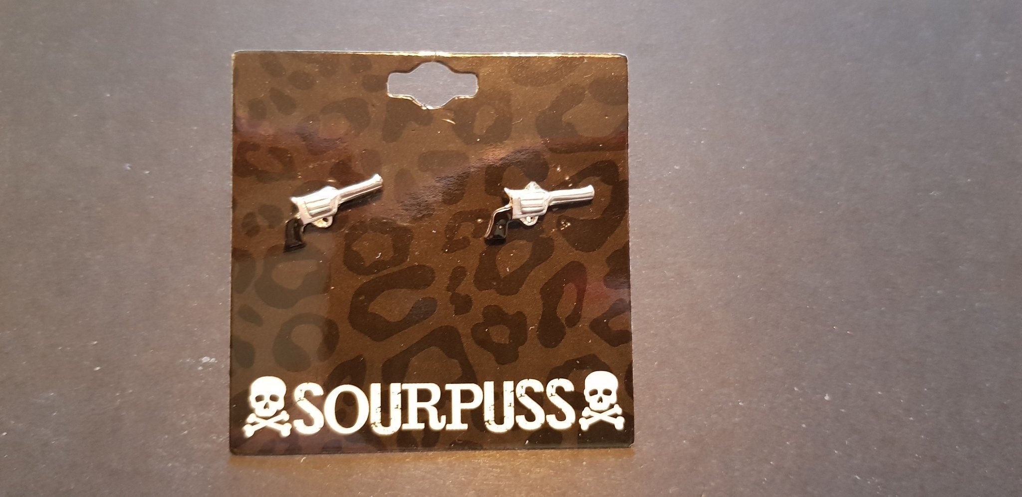 Sourpuss Pistoler örhängen studs rockabilly pin.. (360262772 Pin på Rockabilly Lily
