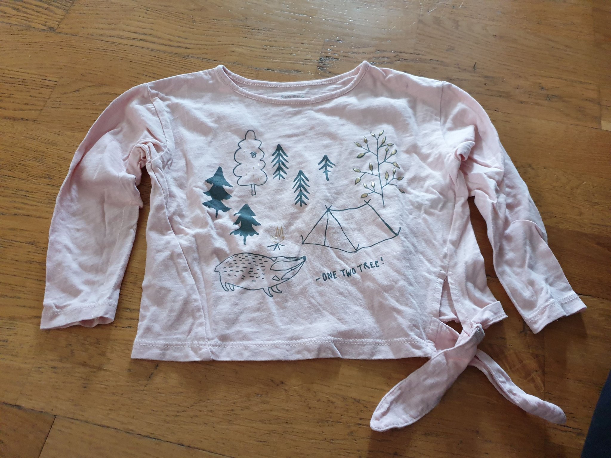 Rosa tröja med knytte i sidan och motiv storlek 86-92