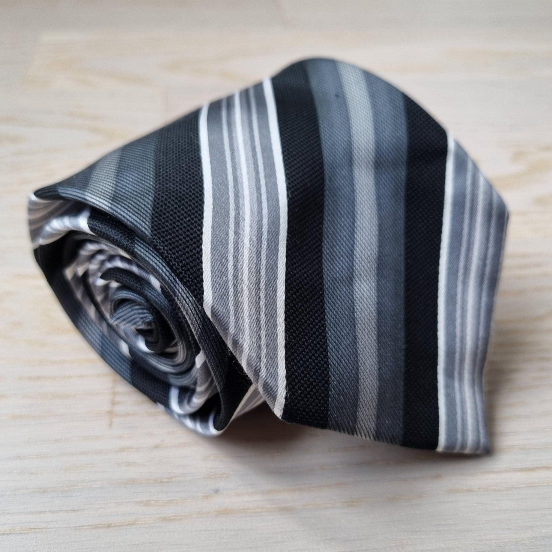 Slips Atlas Design / Randigt grå/vit/svart / 10.. Köp på Tradera (615920581)