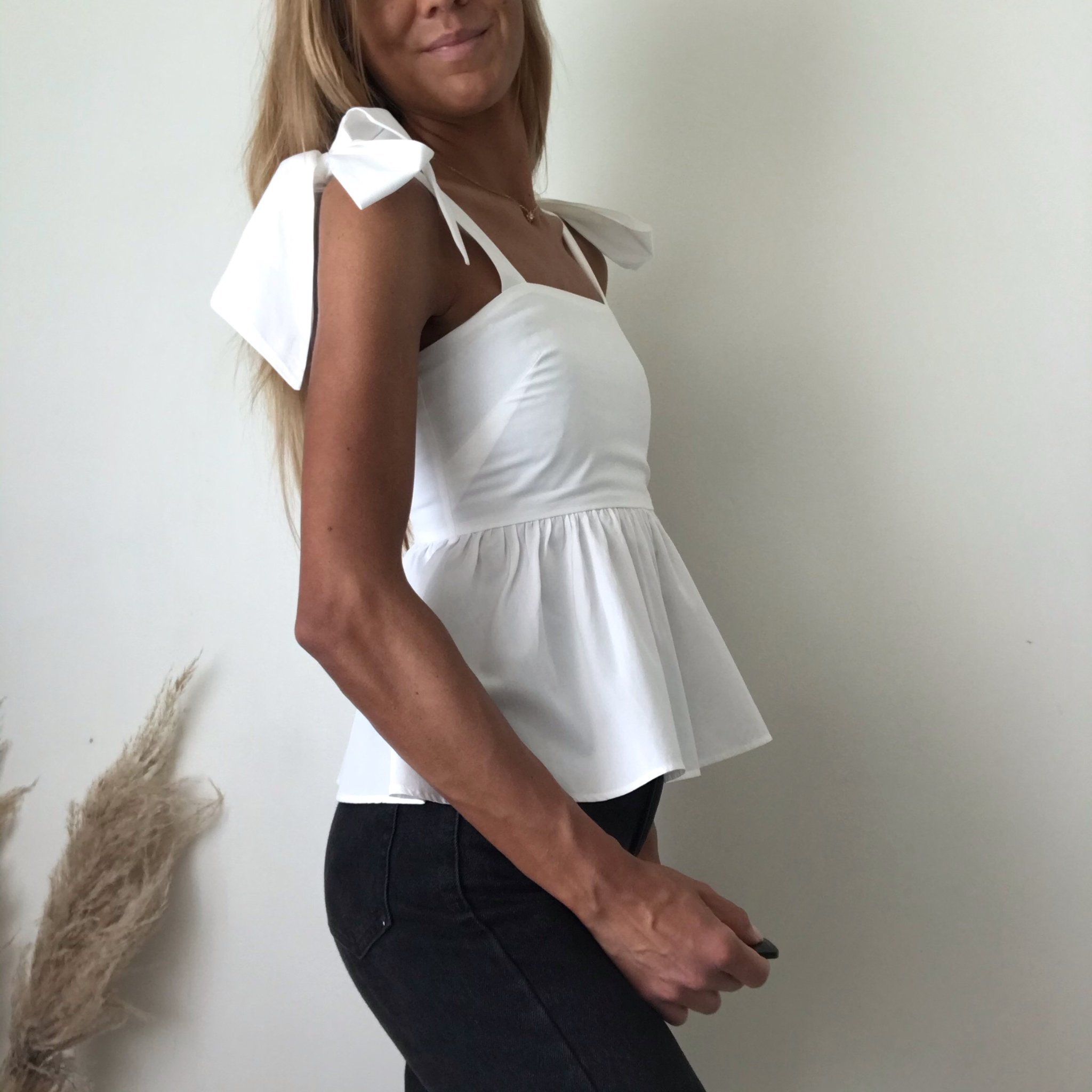 NY Vit H&M romantisk peplum volang trend sommar blus rosett knyt knytband stl 34 NY Vit H&M romantisk peplum volang trend sommar blus rosett knyt knytband stl 34