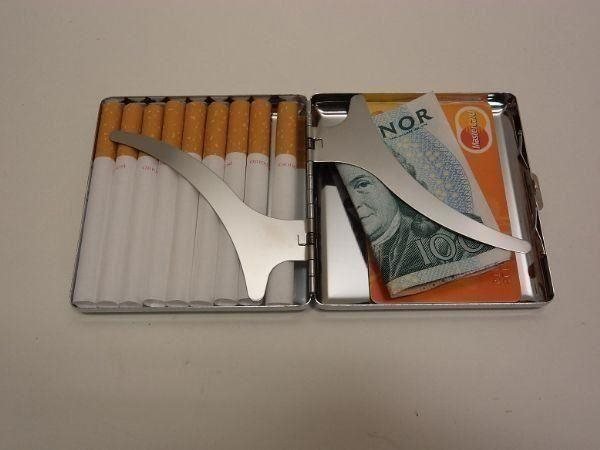 Cigarett Etui (Cigarettetui tobak cigaretter röka rökning ask tobaksask Metall)