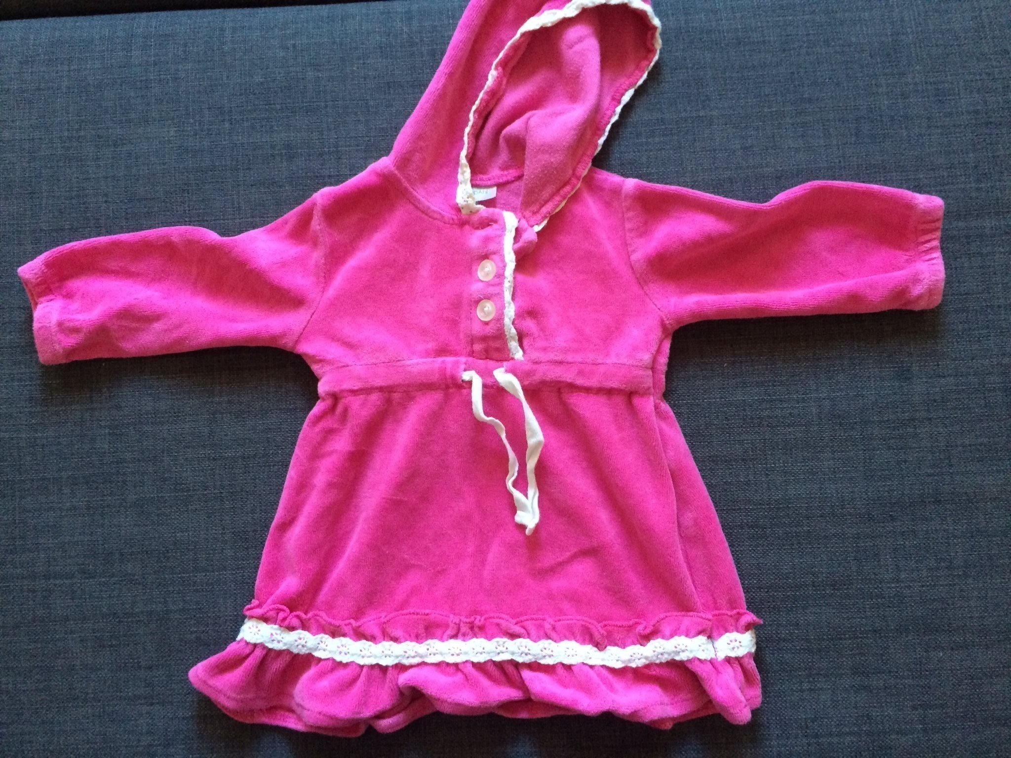 Jättesöt cerise klänning med luva från Kappahl. Storlek 62.