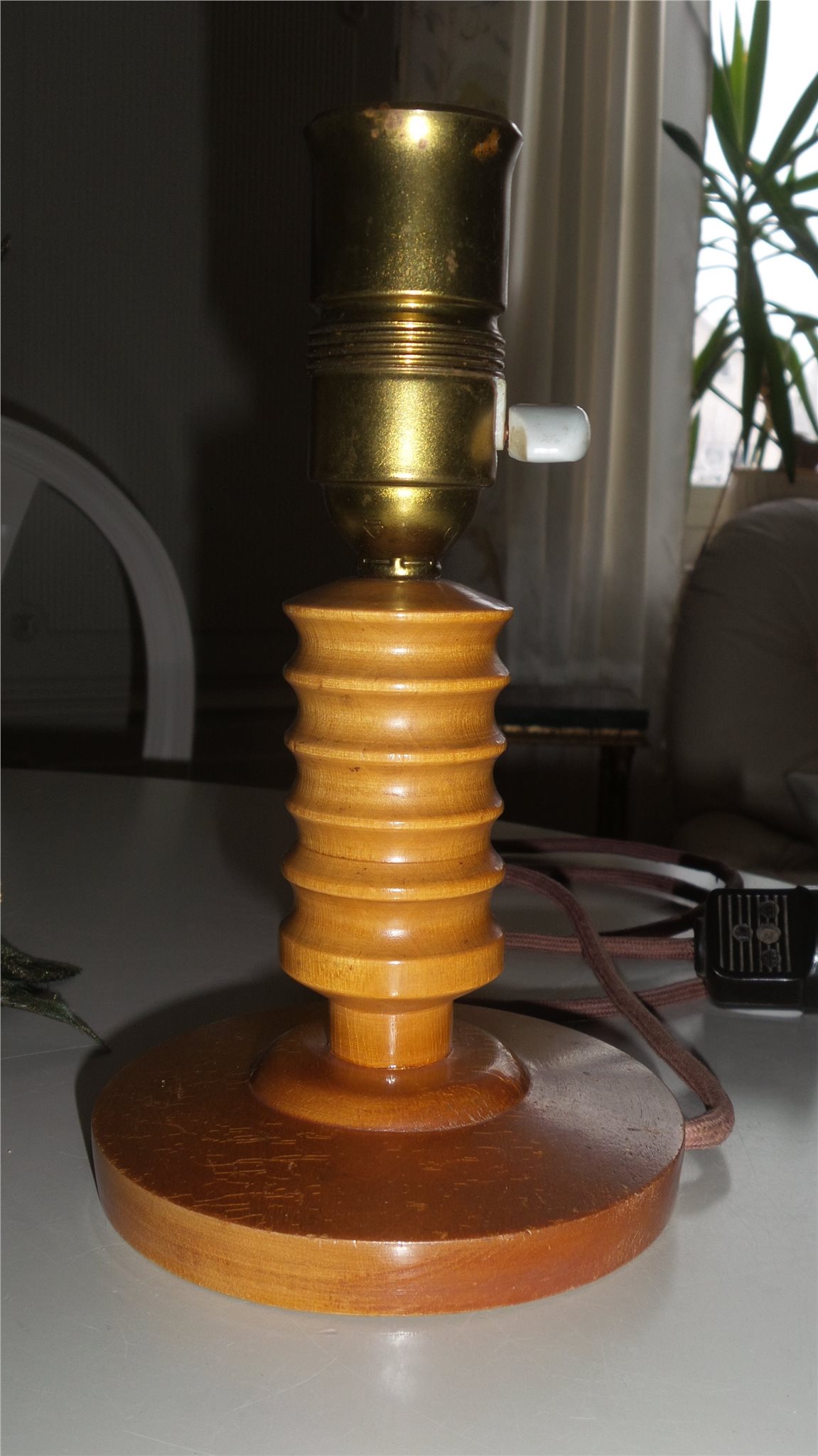 Art deco lampfot i trä mässing 30 40 tal vintage inredning på