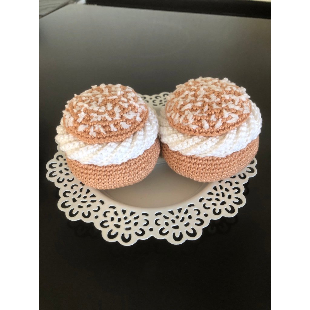 Se produkter som liknar Virkade semlor, virkade kakor.. på Tradera