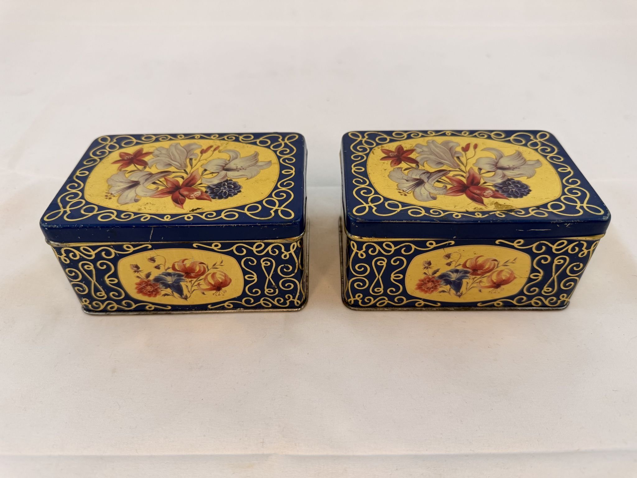 NR74 ÄLDRE BURK BURKAR 2ST GODISBURK LITOGRAFERAD BLECKPLÅT DEKORATIV BLOMMDEKOR