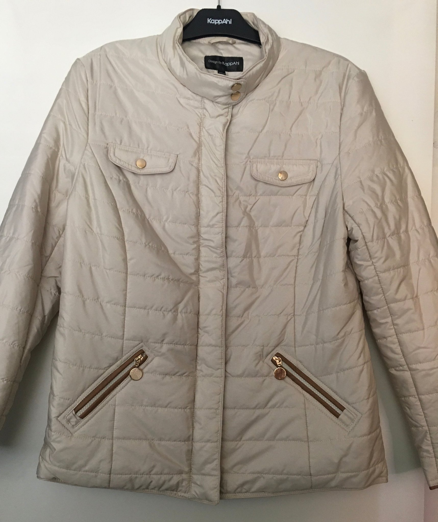 Tunn dam täckjacka från KappAhl, blankt beige tyg med bruna detaljer, stl 44/46